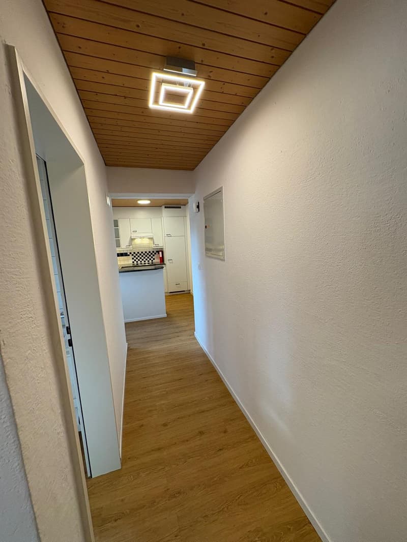 Heller Flur mit Blick in die Küche