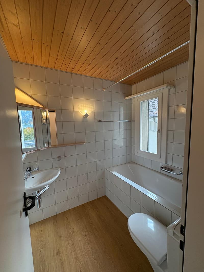 Badezimmer mit Holzdecke