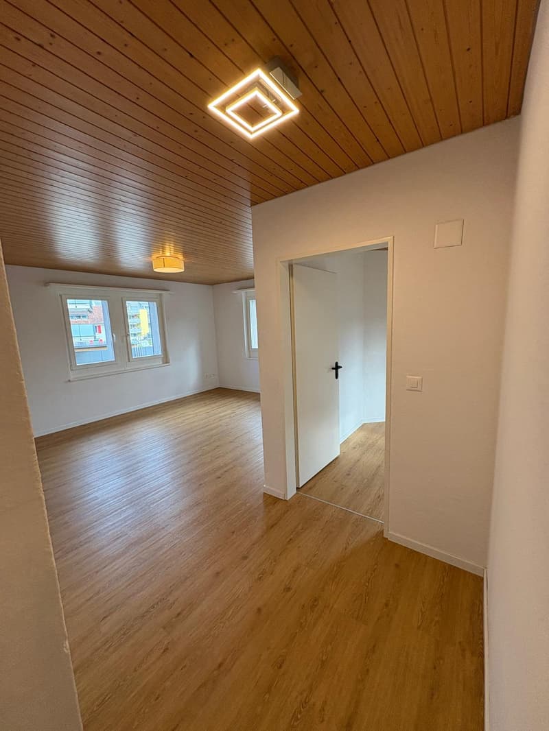Heller Raum mit Holzdecke und Holzboden