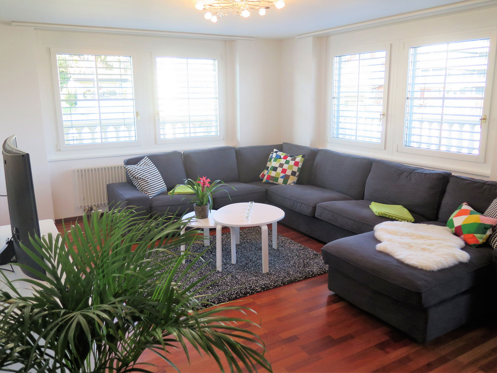 Helles Wohnzimmer mit großer Eckcouch