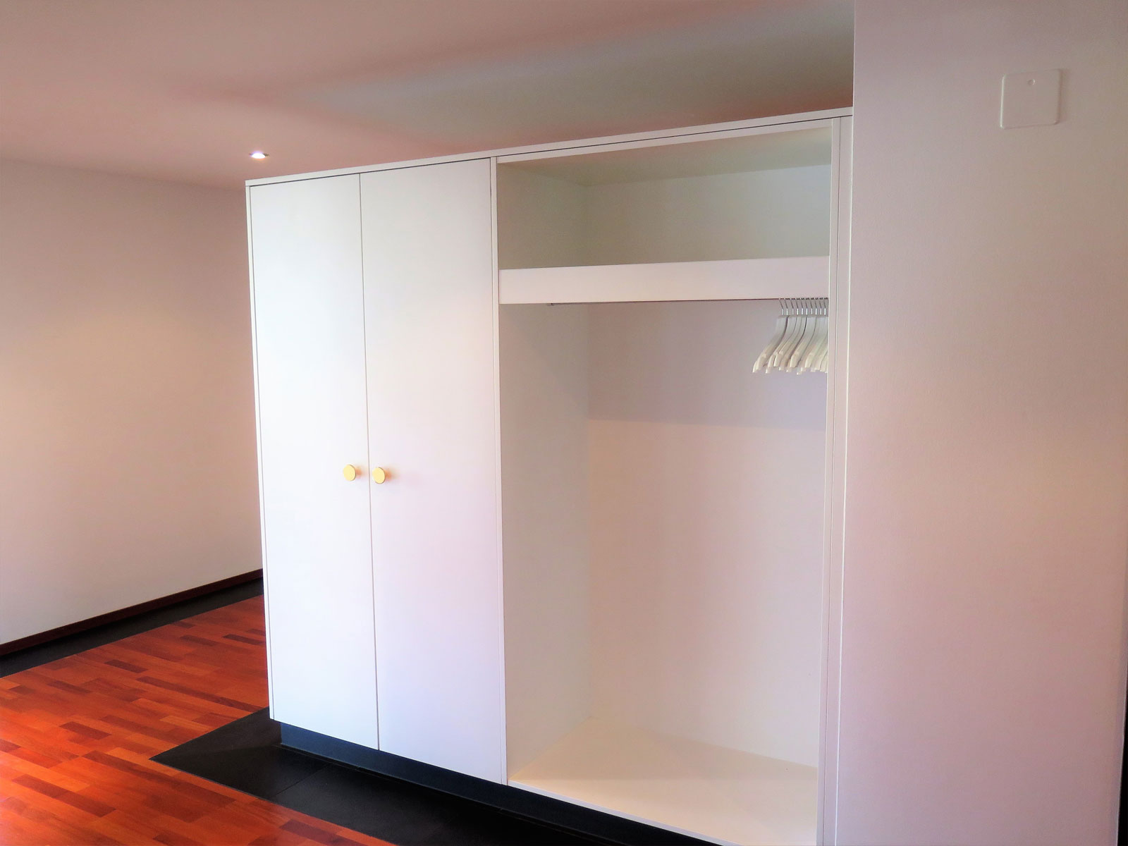Begehbarer Kleiderschrank mit weißem Einbauschrank