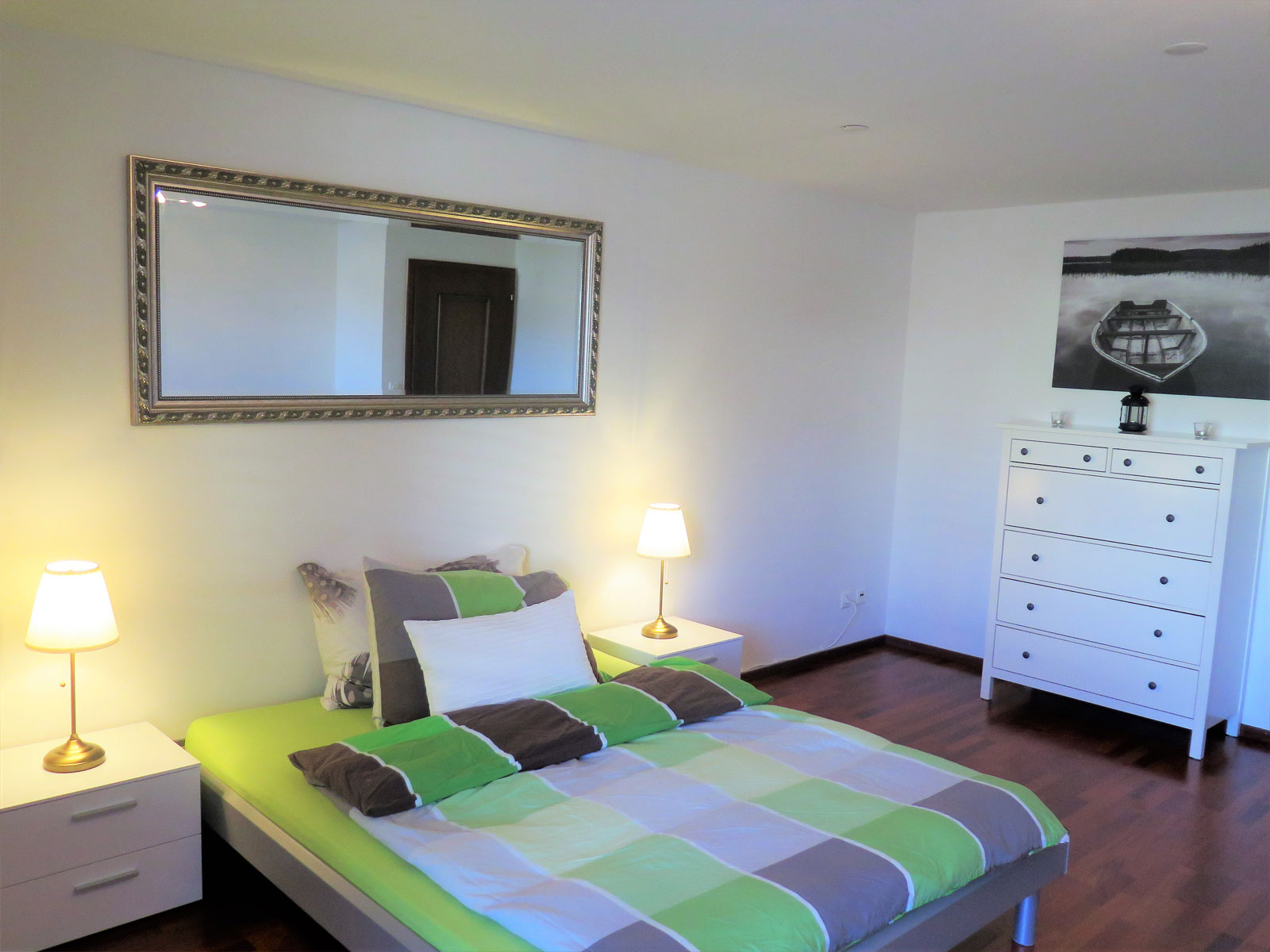 Helles Schlafzimmer mit einfacher Möblierung