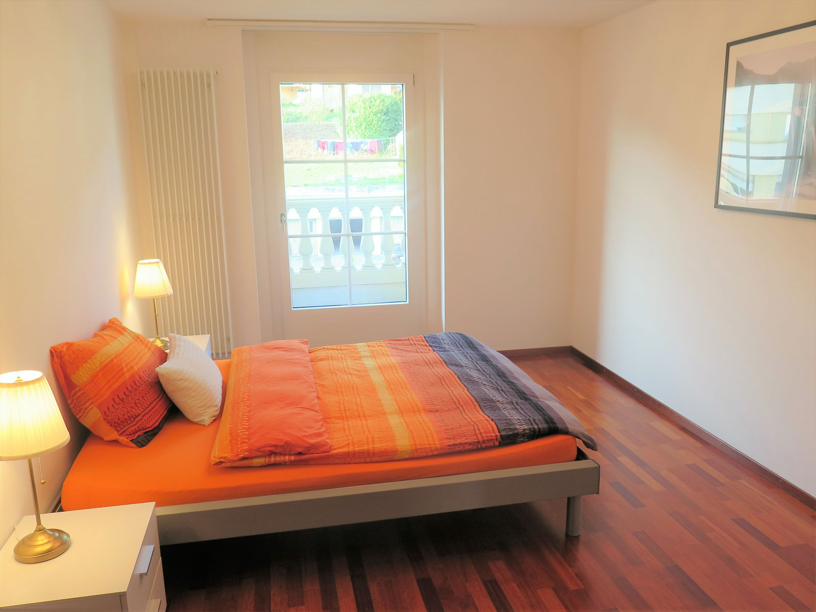 Helles Schlafzimmer mit Balkonzugang