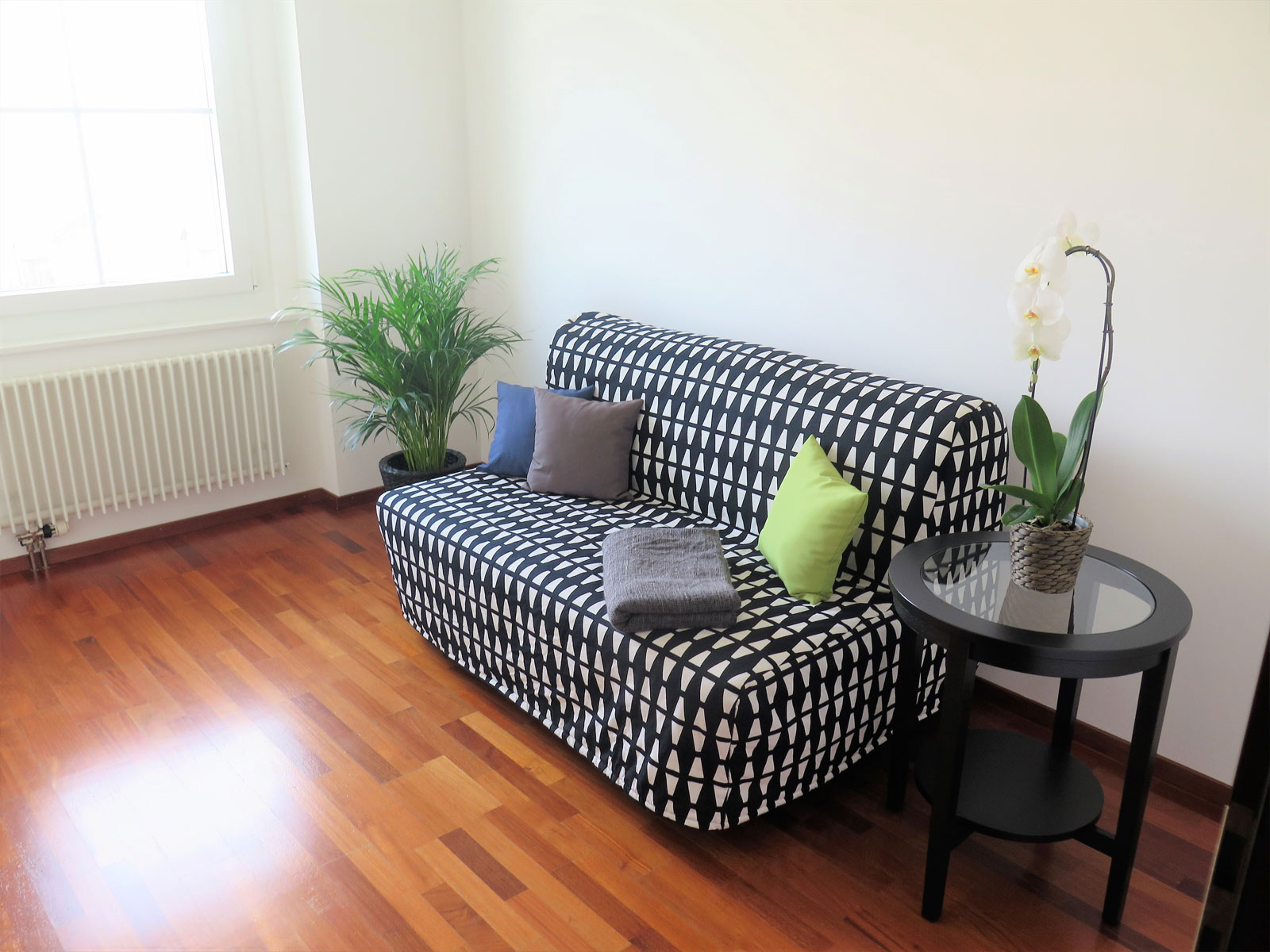 Helles Wohnzimmer mit Sofa und Fenster