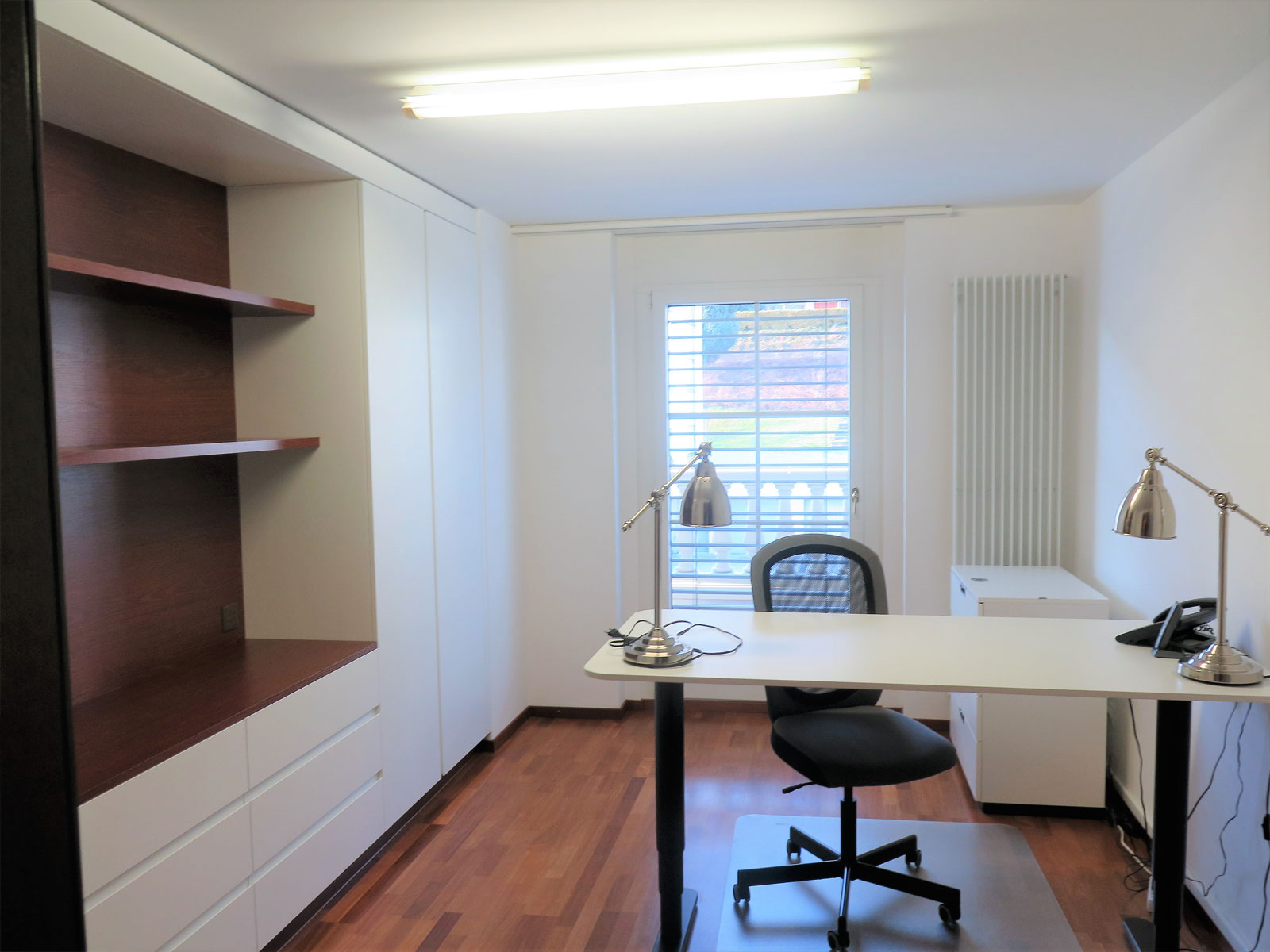 Modernes Arbeitszimmer mit Einbauten