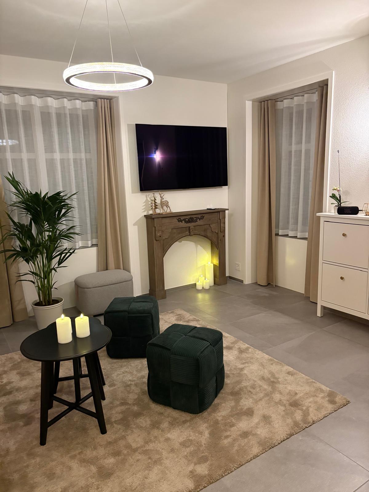 Gemütliches, stilvoll dekoriertes Wohnzimmer