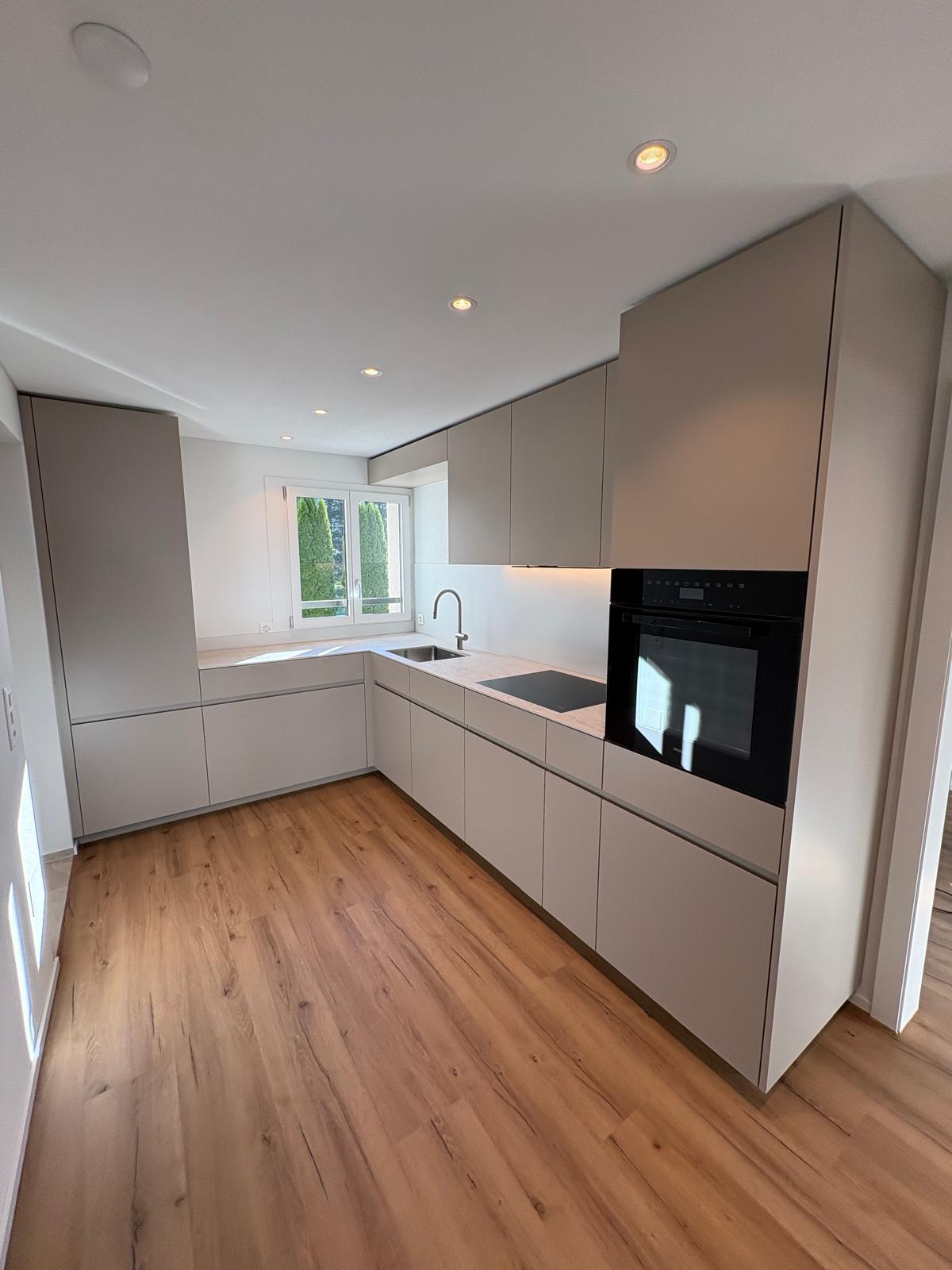Moderne Küche mit Einbauten
