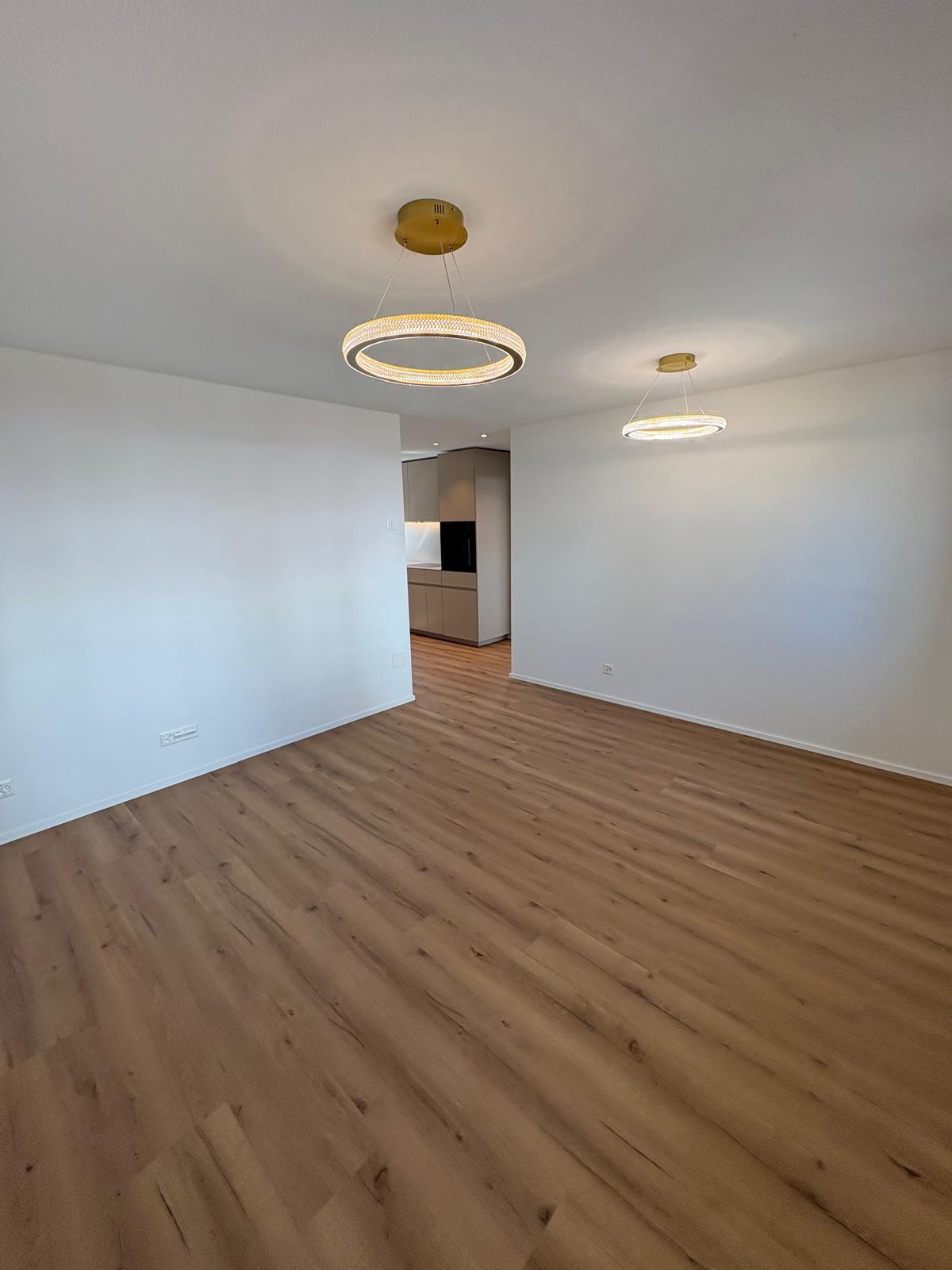 Heller leerer Wohnraum mit Holzoptikboden