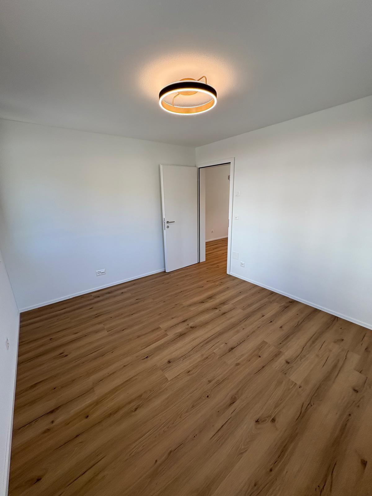 Leerer modernisierter Raum mit Holzboden