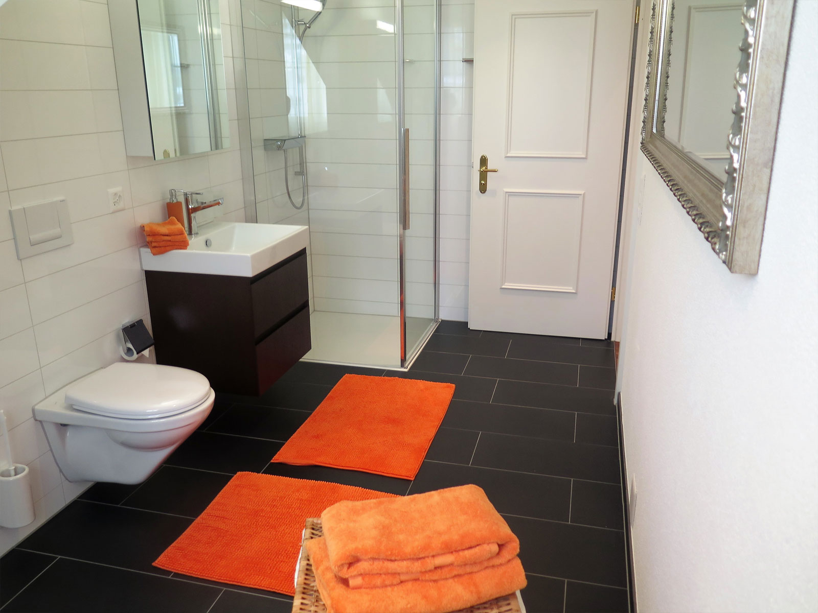 Modernes Badezimmer mit Dusche und WC