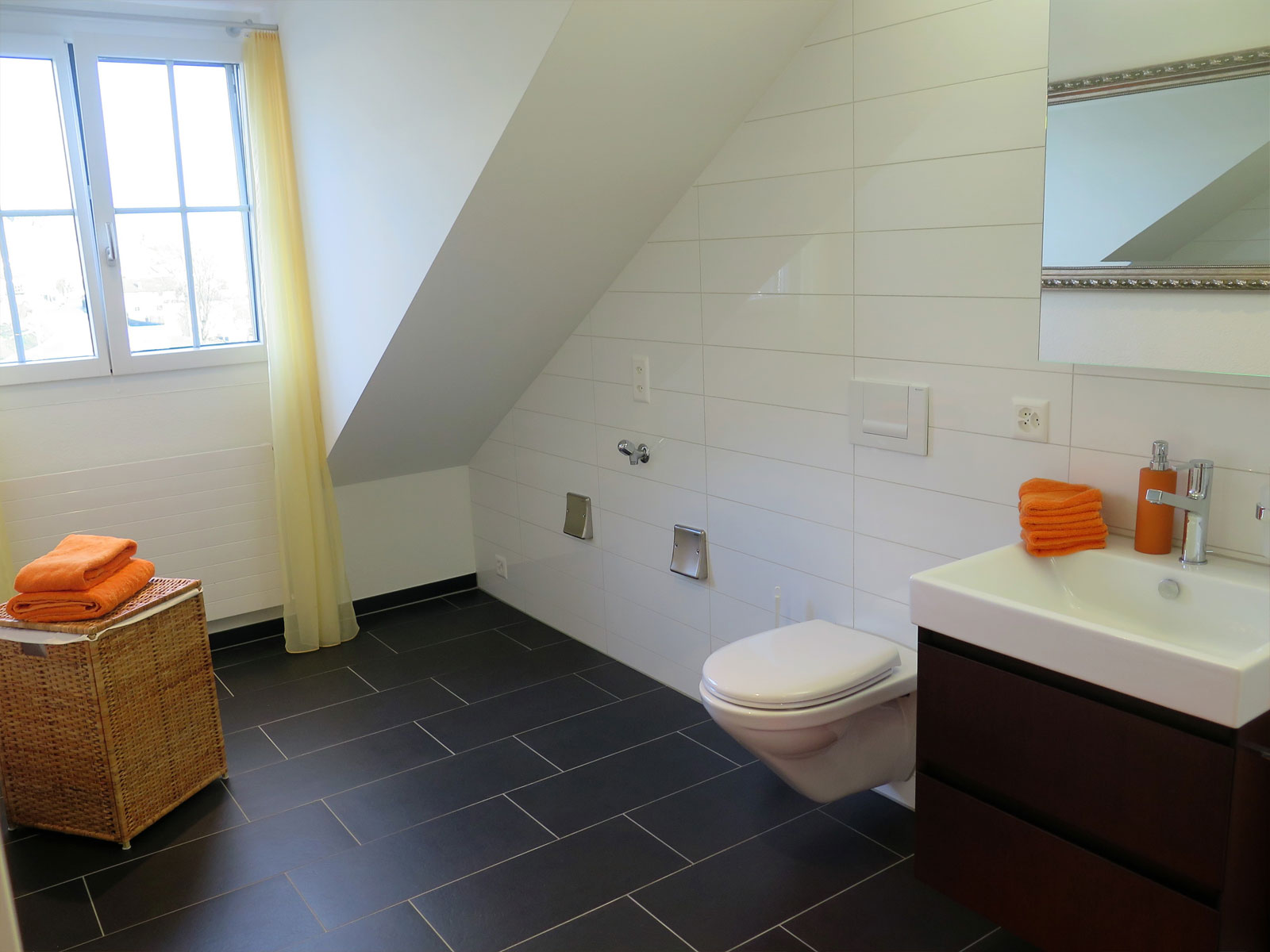Modernes Badezimmer mit Dachschräge