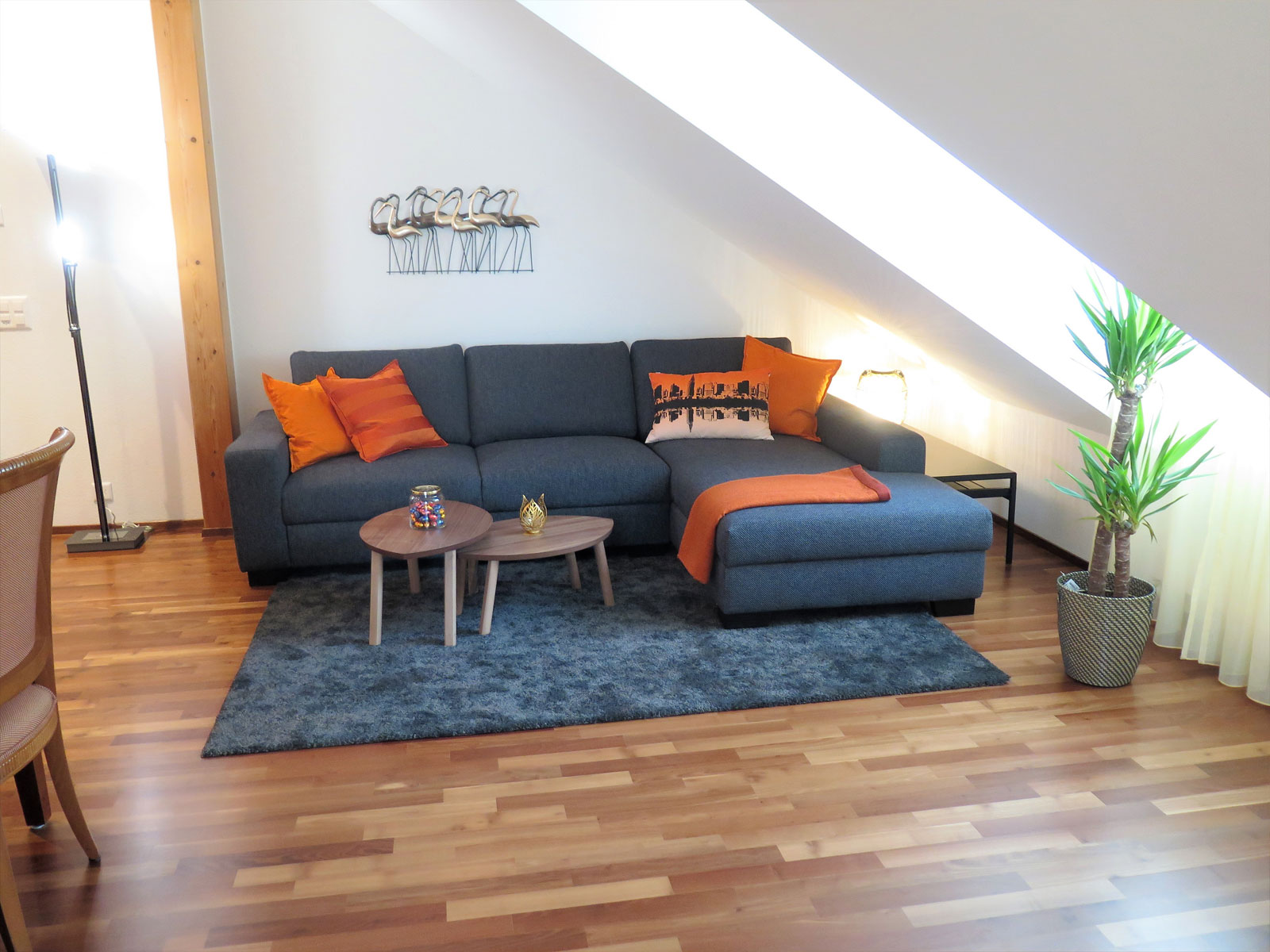 Dachgeschoss-Wohnzimmer mit Sofa