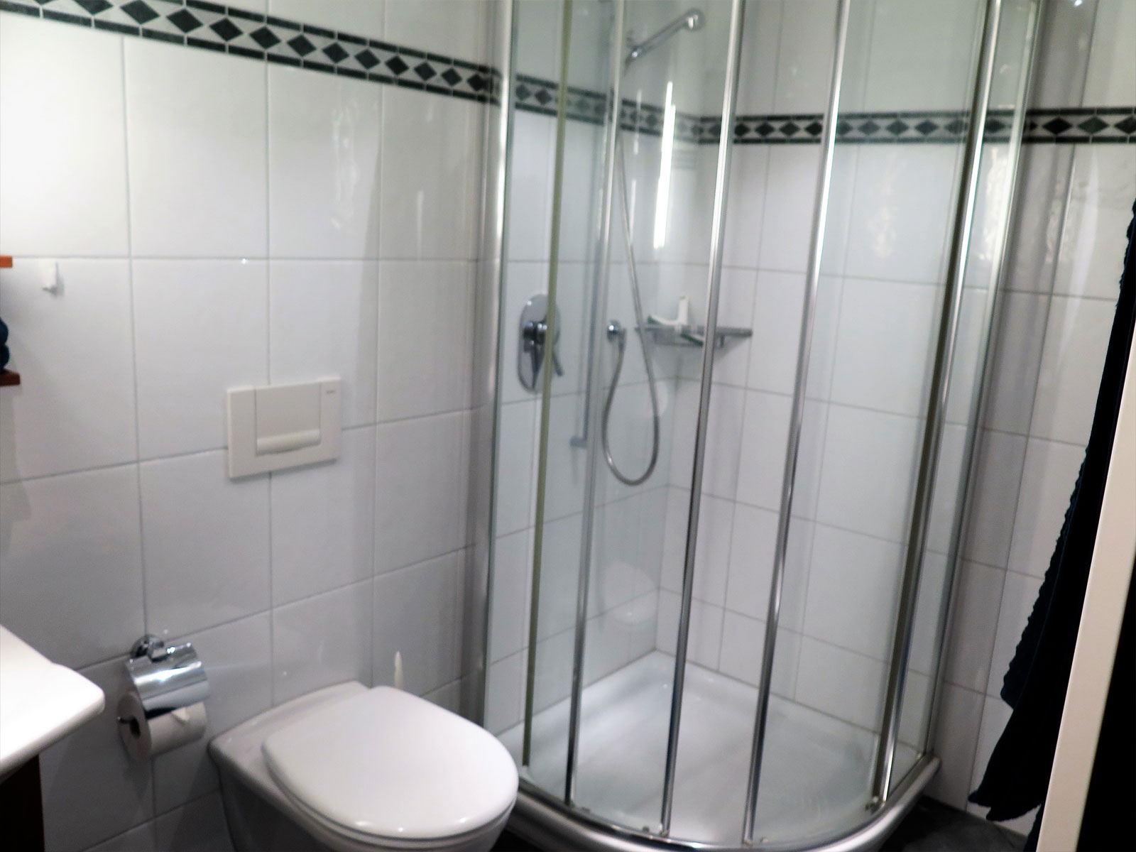 Modernes Badezimmer mit Dusche und WC