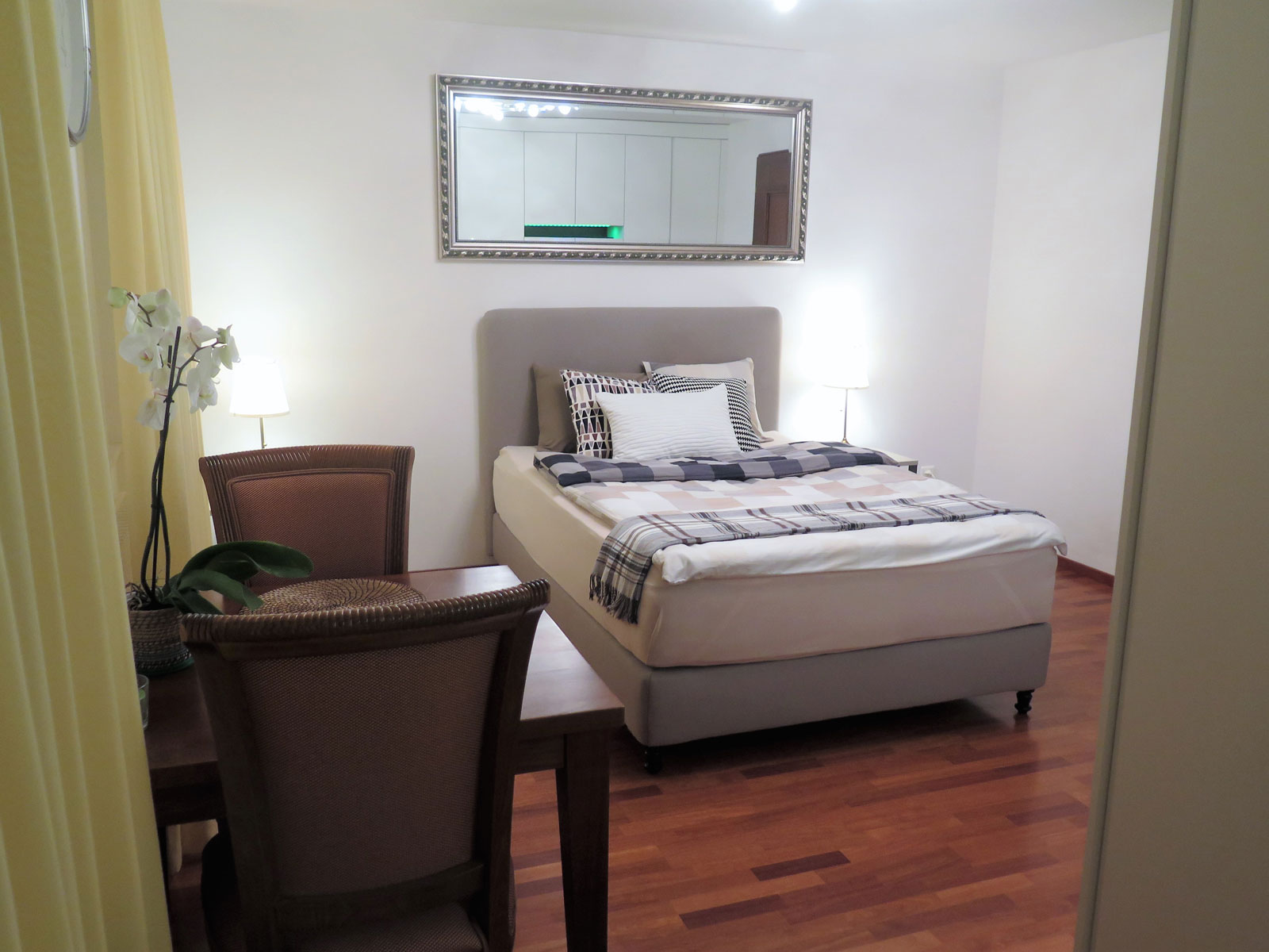 Schlafzimmer mit Doppelbett und Sitzbereich