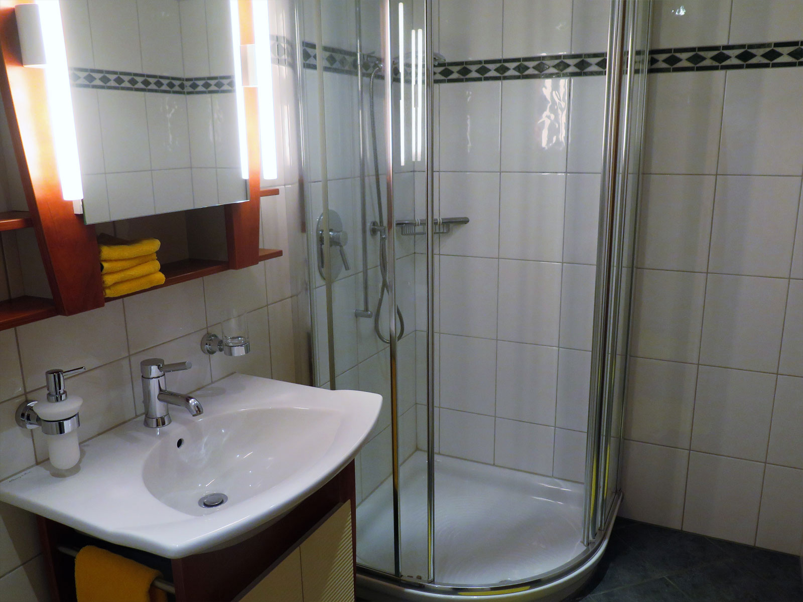 Modernes Badezimmer mit Dusche und Waschtisch