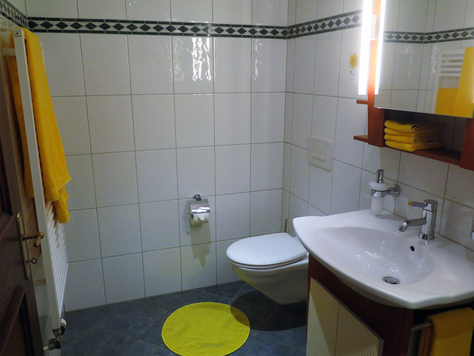 Kleines innenliegendes Badezimmer mit WC und Waschtisch