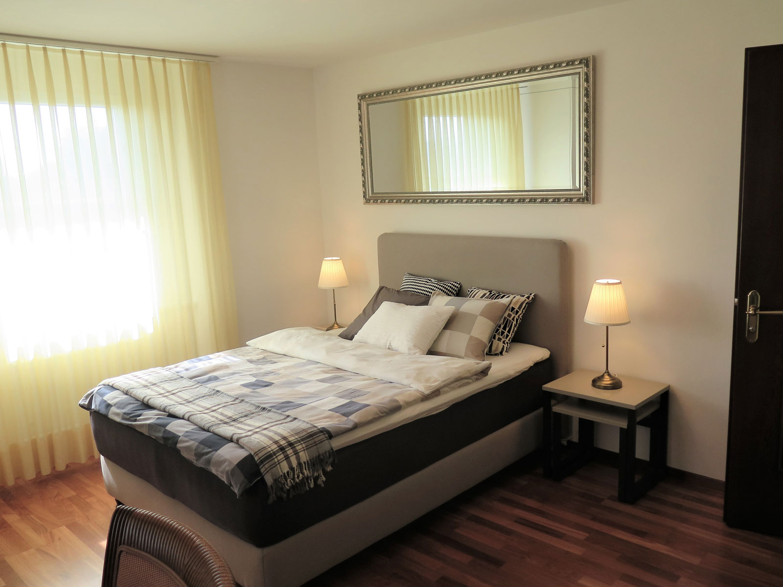 Gemütliches Schlafzimmer mit Doppelbett