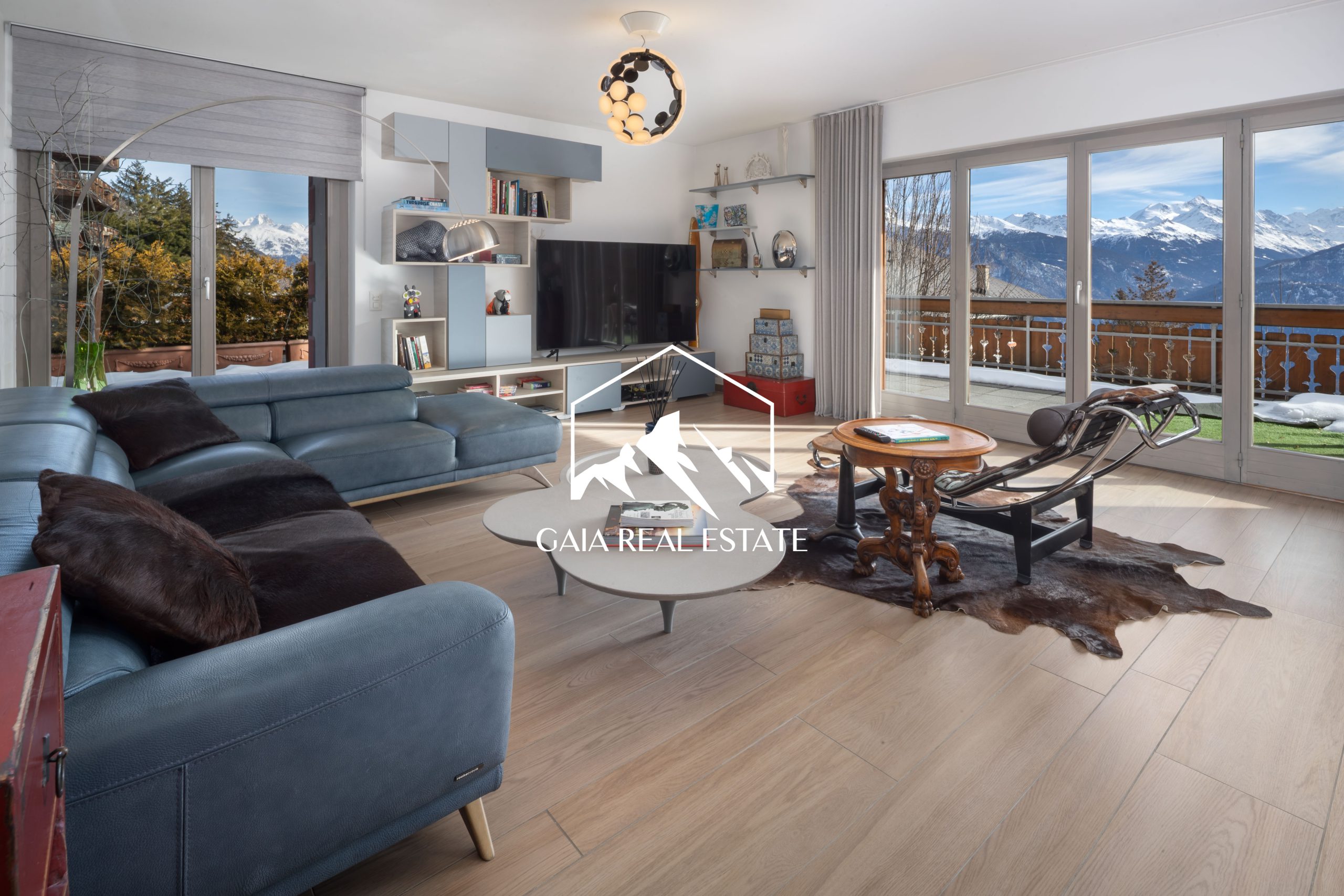 Modernes Wohnzimmer mit Panoramablick auf die Berge