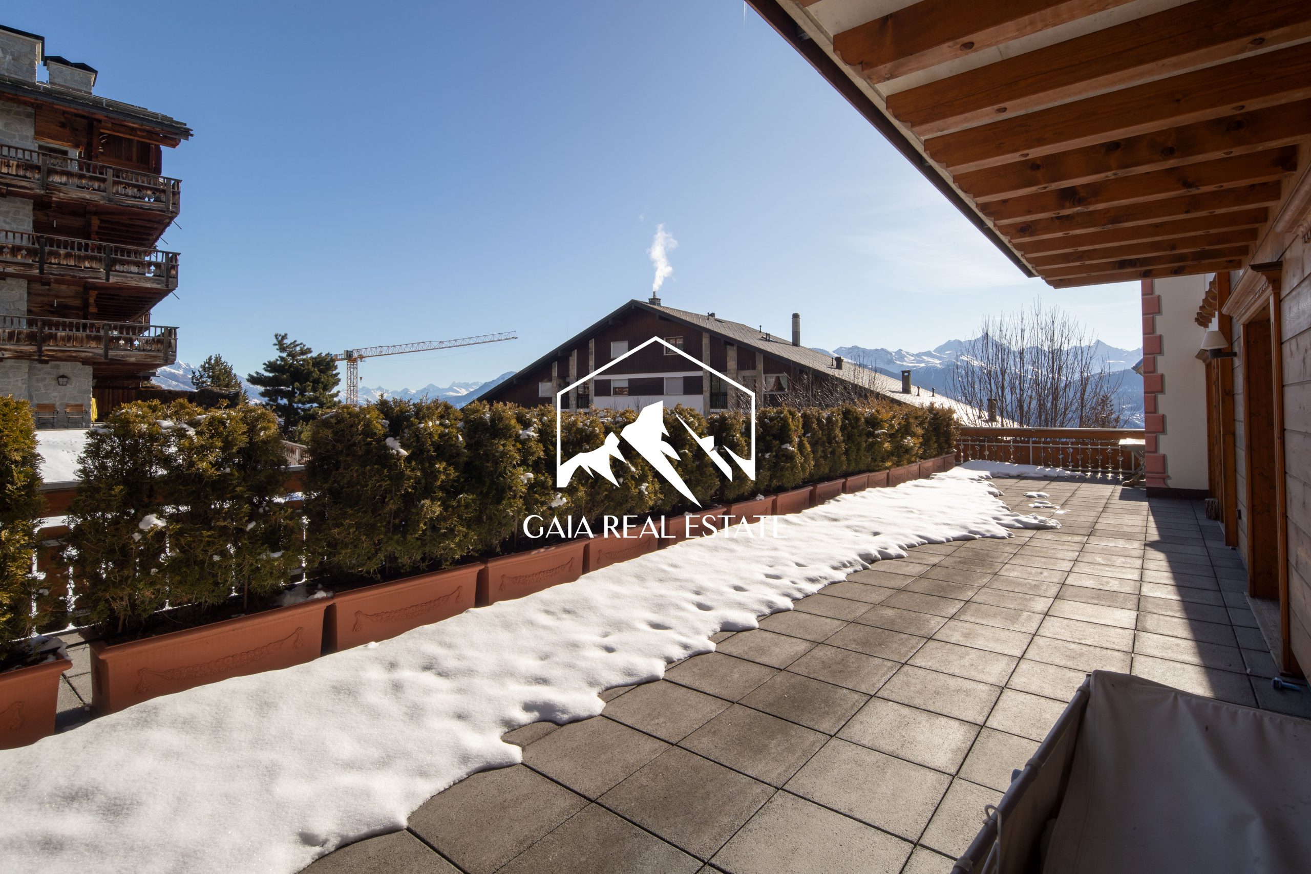 Schneebedeckte Terrasse mit Bergblick