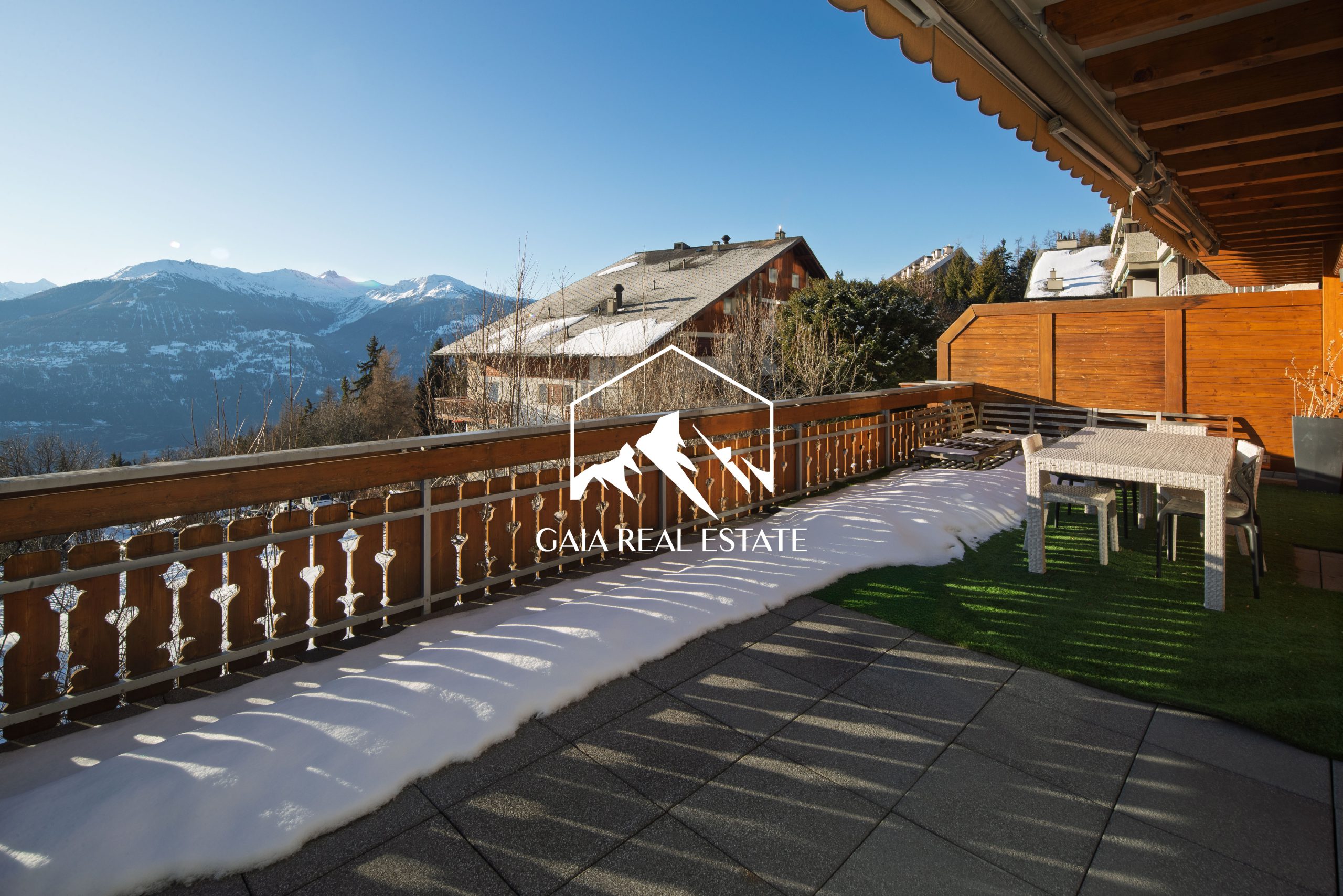 Schneebedeckte Bergterrasse mit Panoramablick