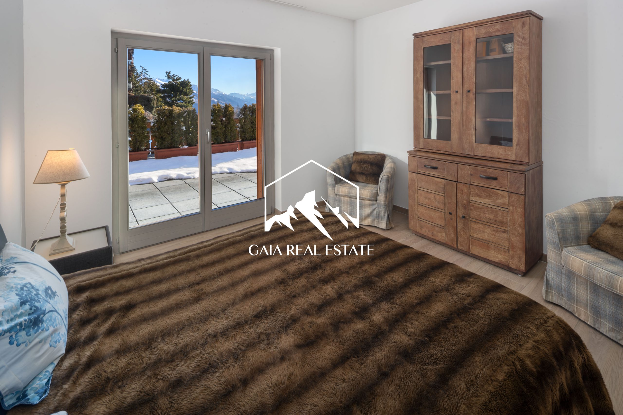 Gemütliches Schlafzimmer mit Bergblick