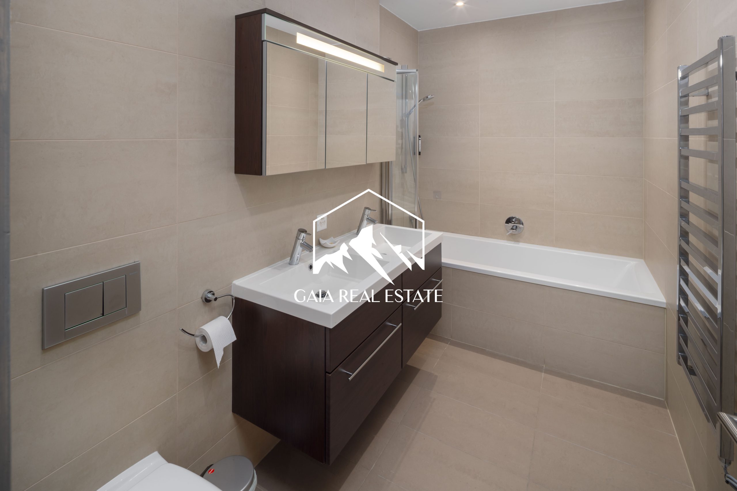 Modernes Badezimmer mit Badewanne und Waschtisch