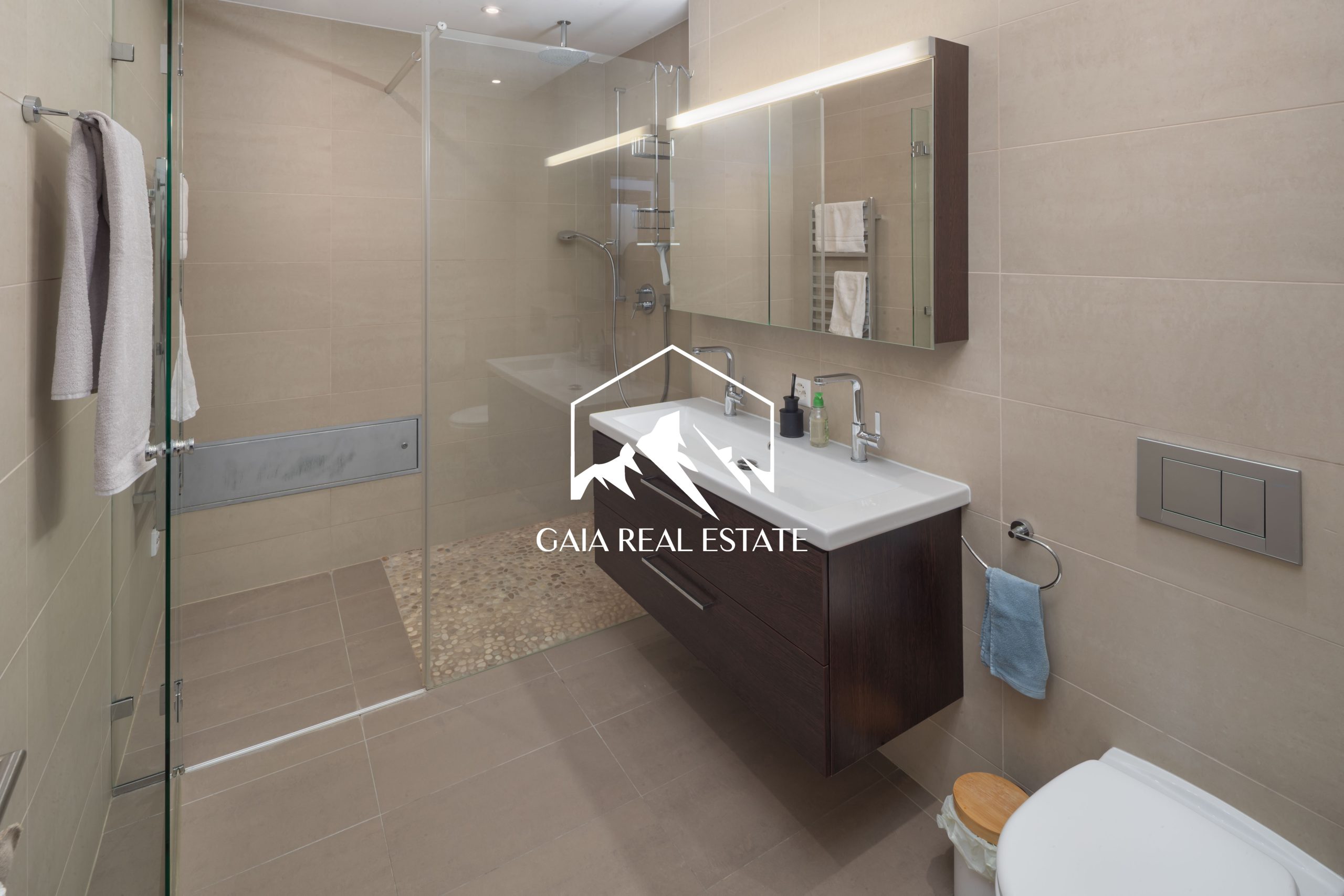 Modernes Badezimmer mit begehbarer Dusche