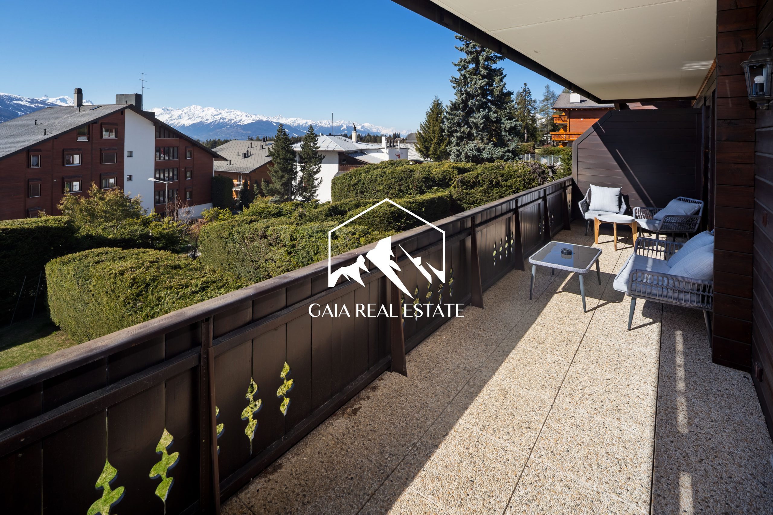 Balkon mit Bergblick