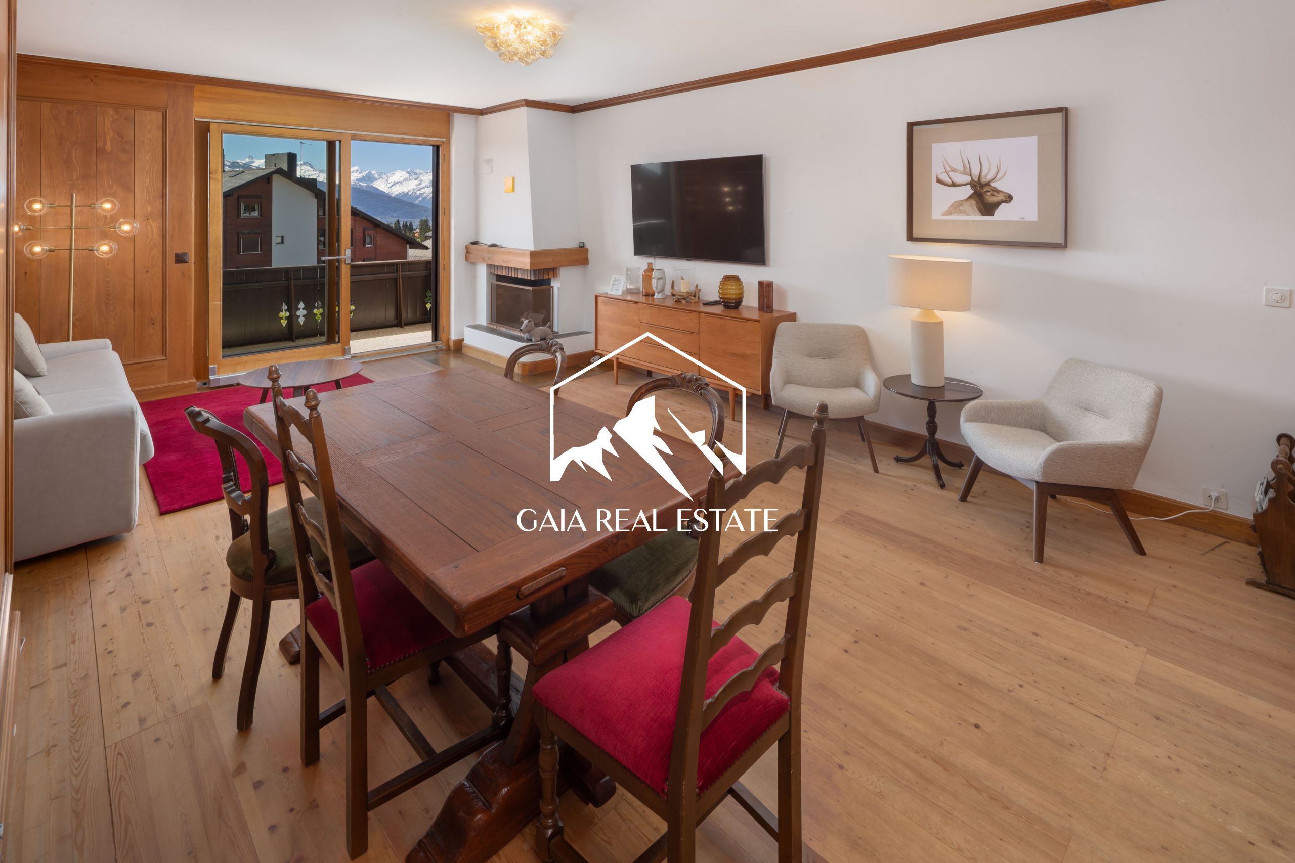 Wohn- und Esszimmer mit Bergblick