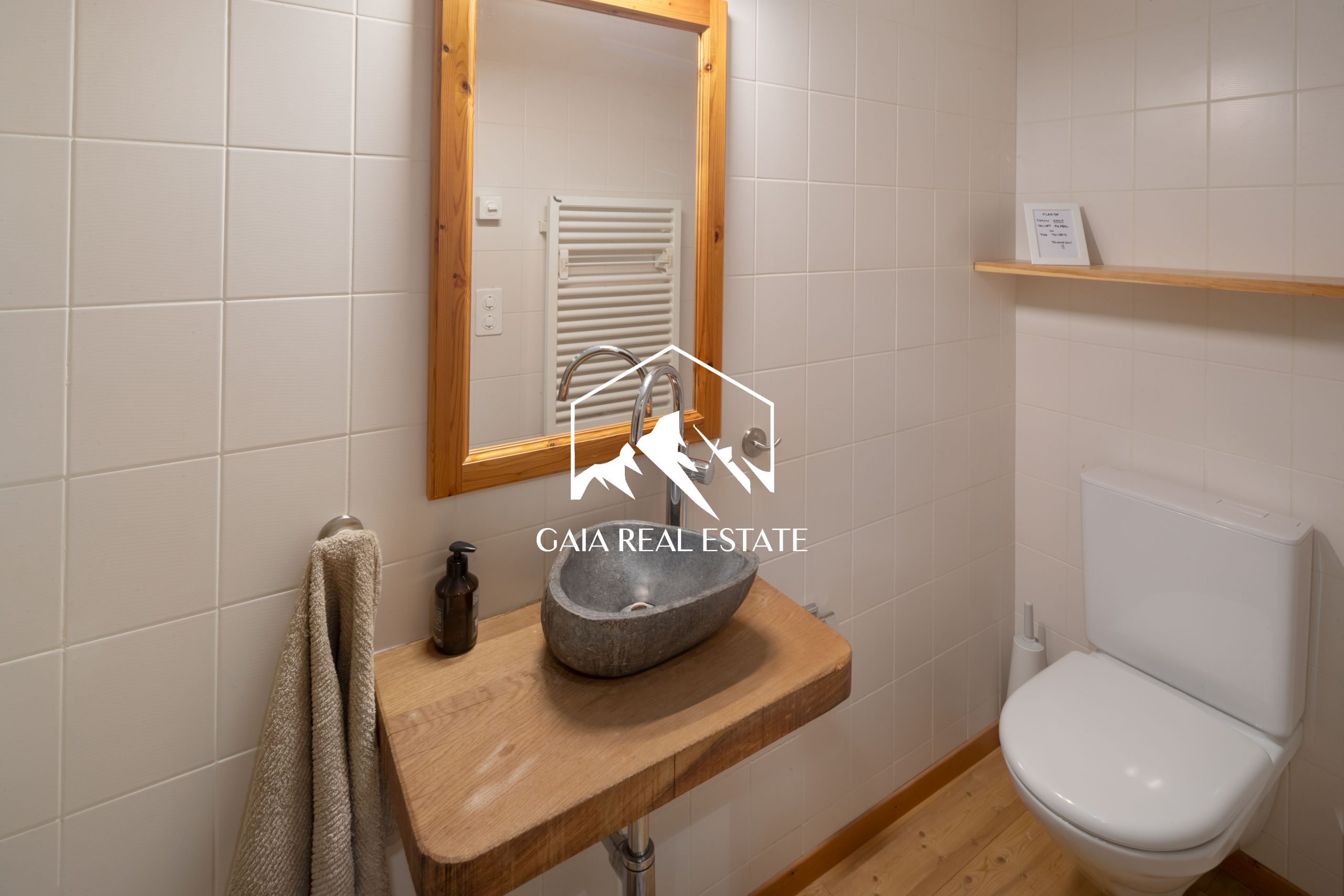 Modernes Gäste-WC mit Naturmaterialien