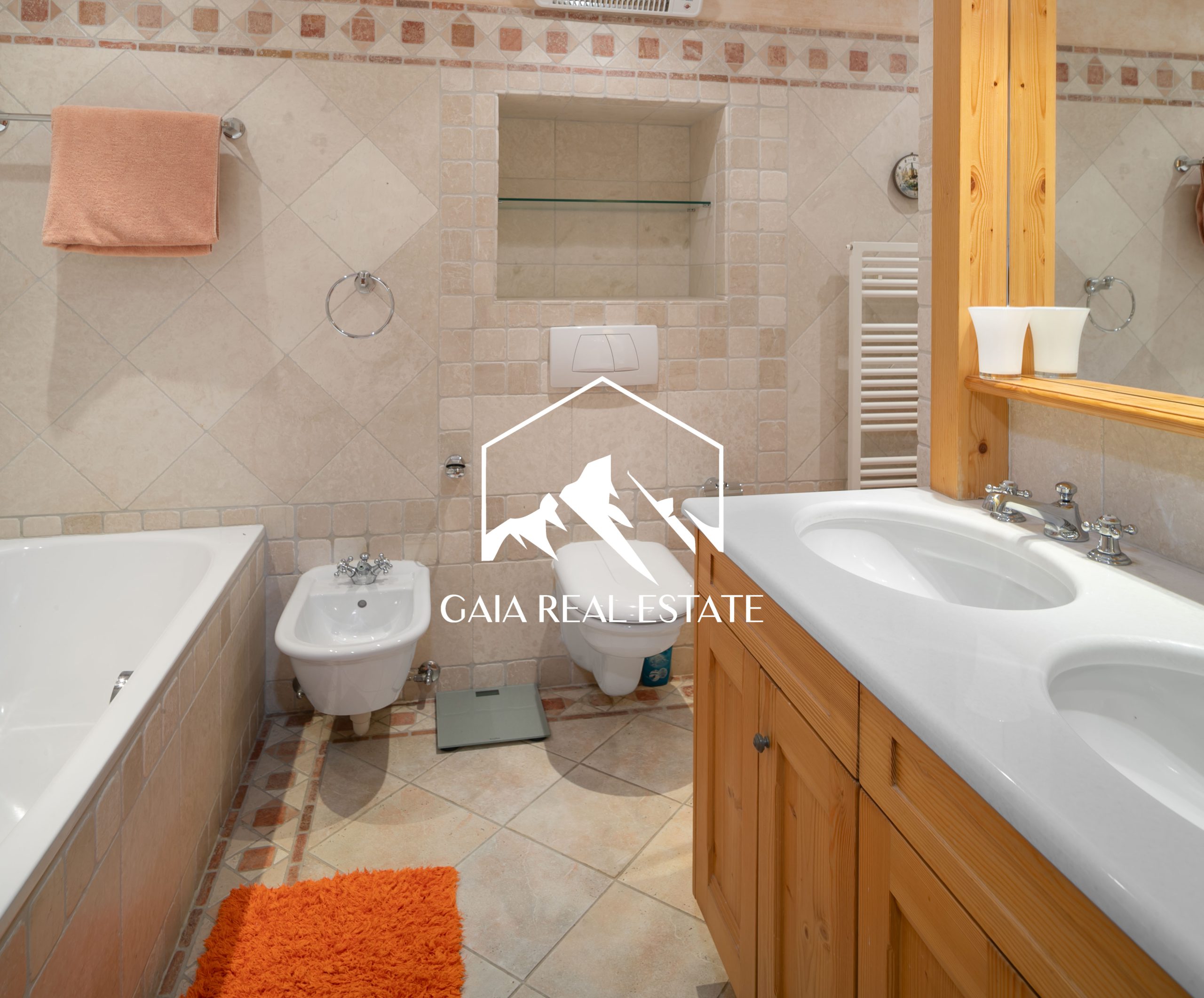 Beiges Badezimmer mit Badewanne, Bidet und Waschtisch