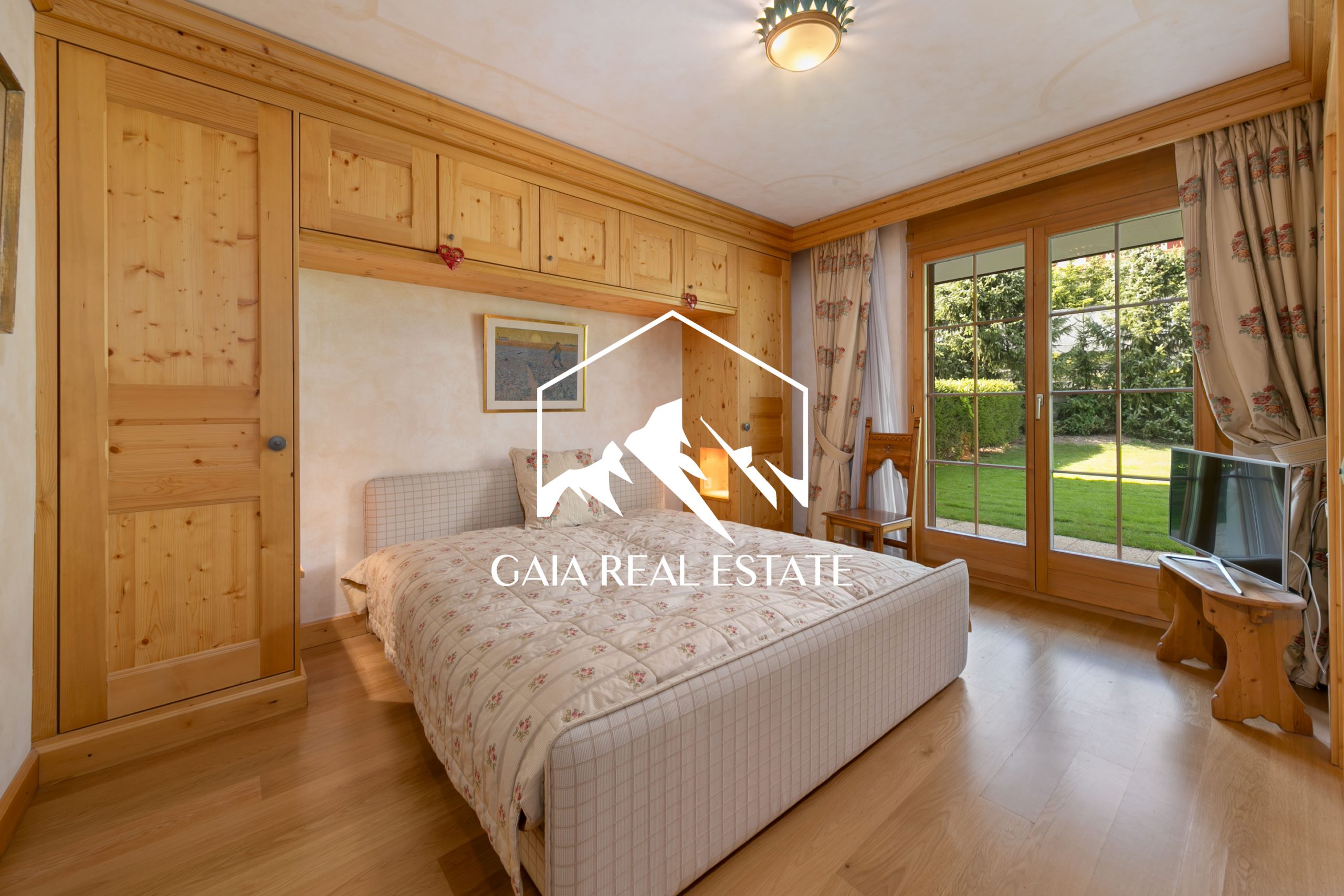 Helles Schlafzimmer mit viel Holz und Gartenblick