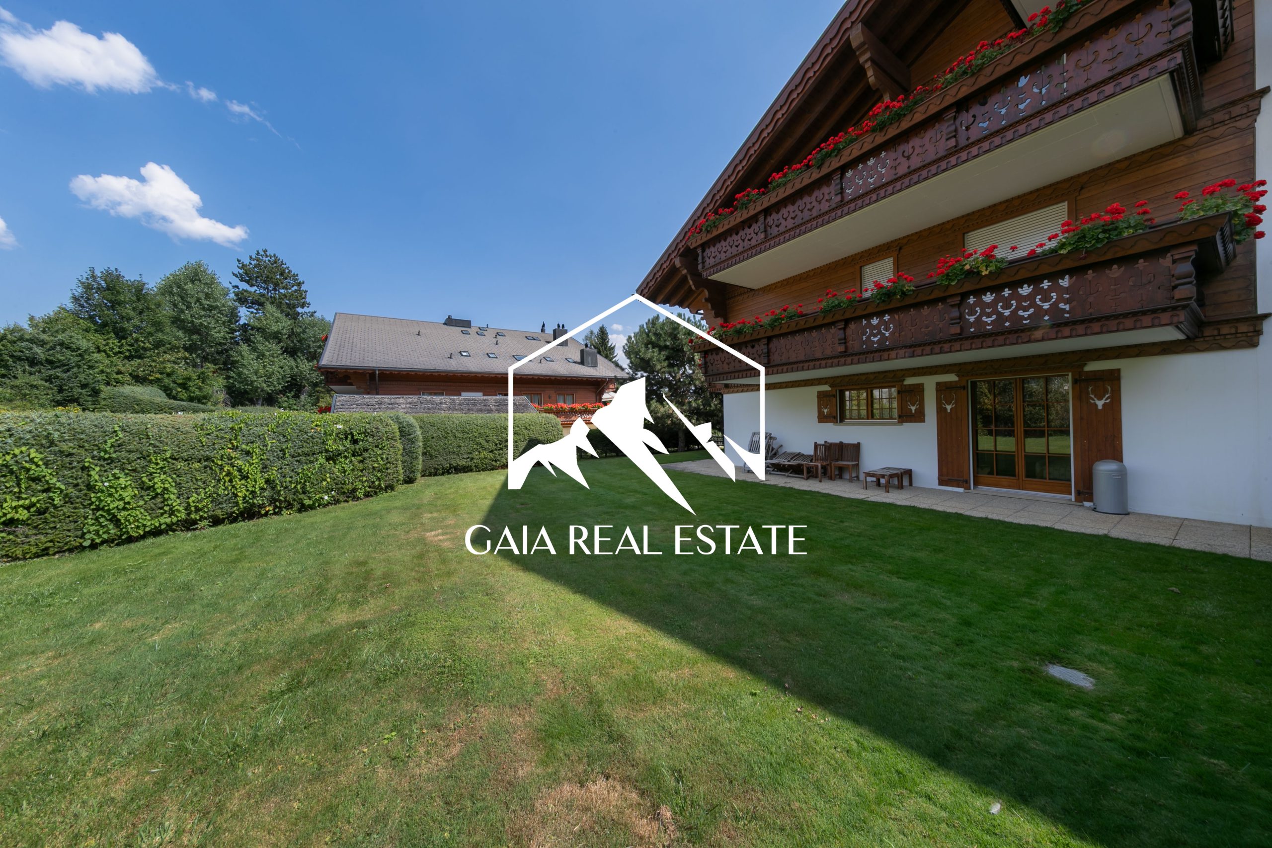 Alpenstil-Haus mit Garten und Balkonen