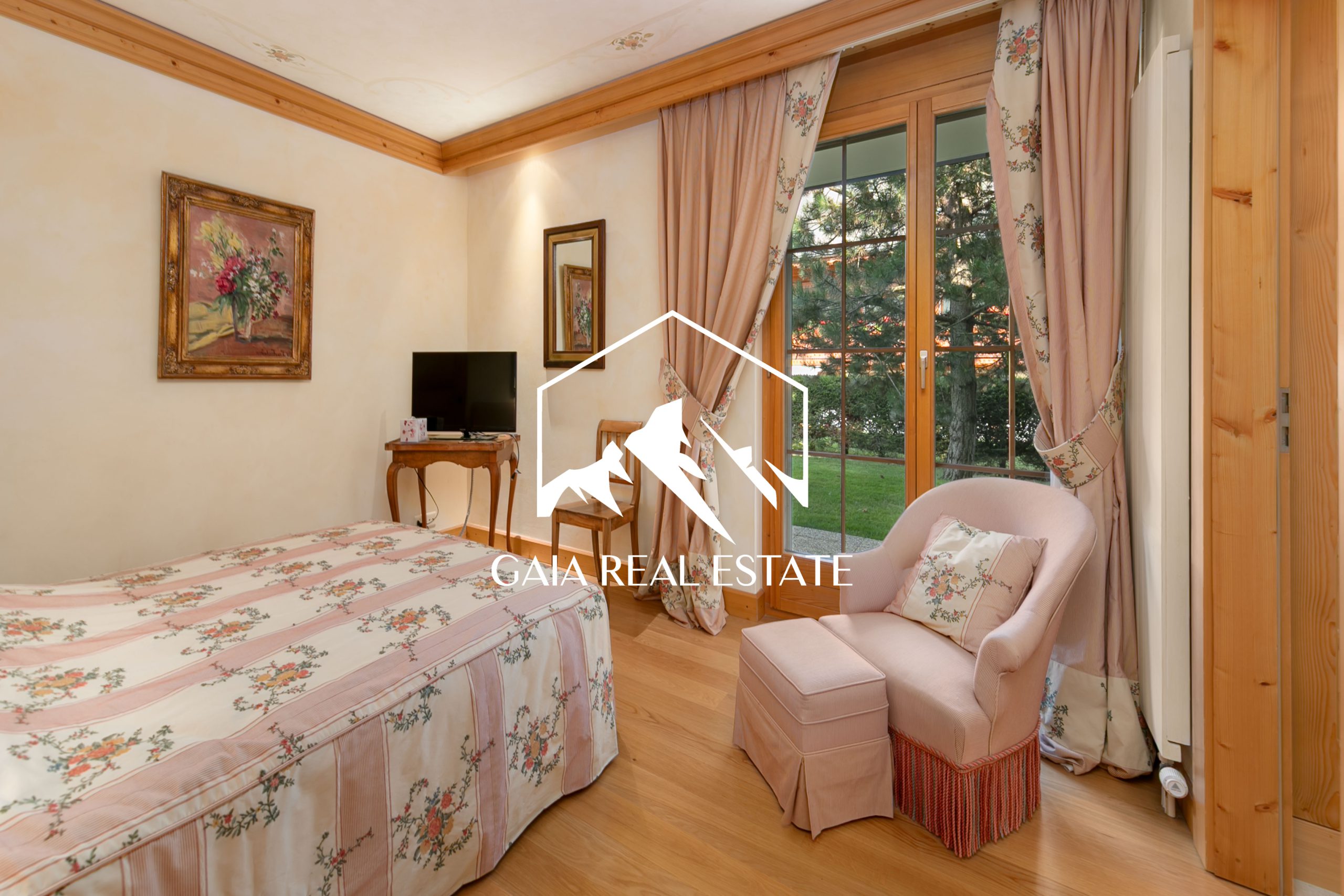 Charmantes Schlafzimmer mit Gartenblick