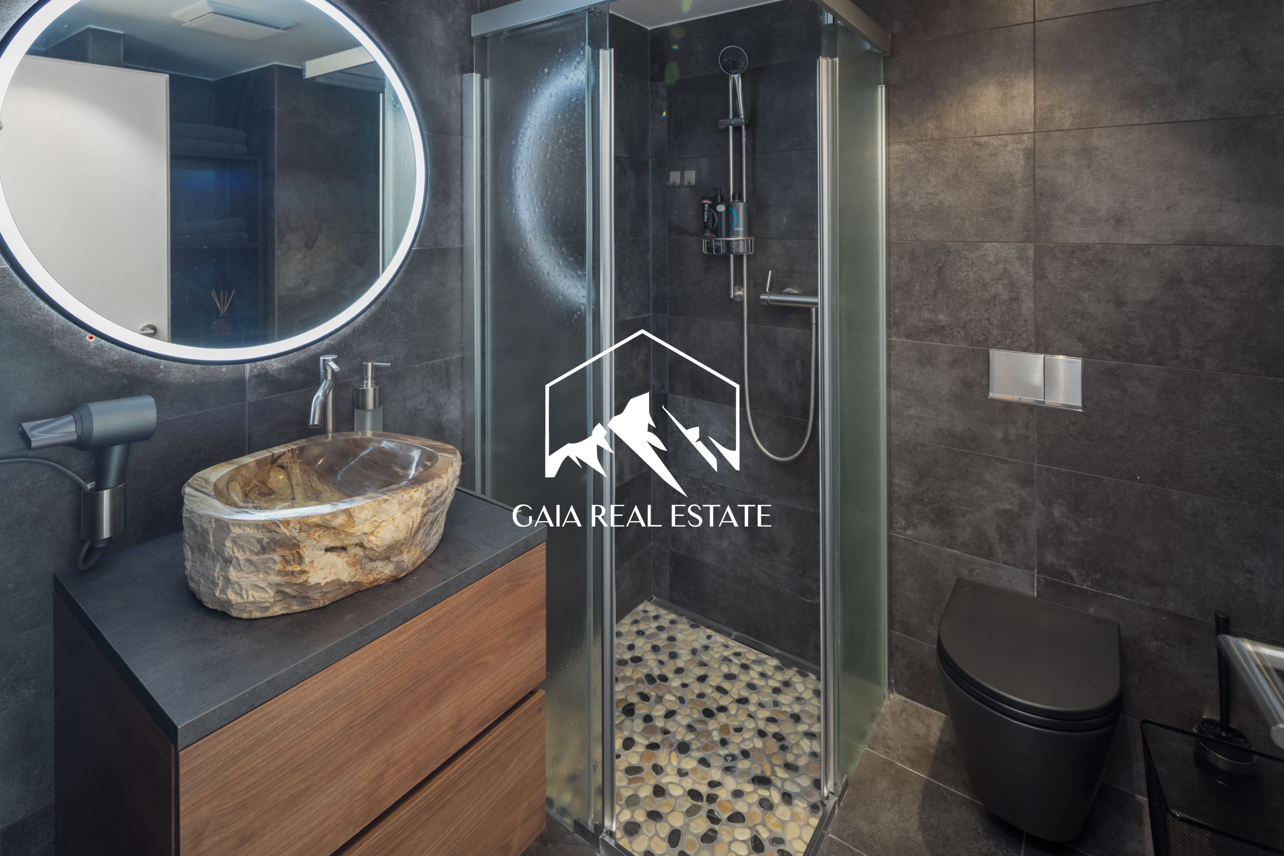 Modernes Badezimmer mit dunkler Gestaltung und Design-Elementen