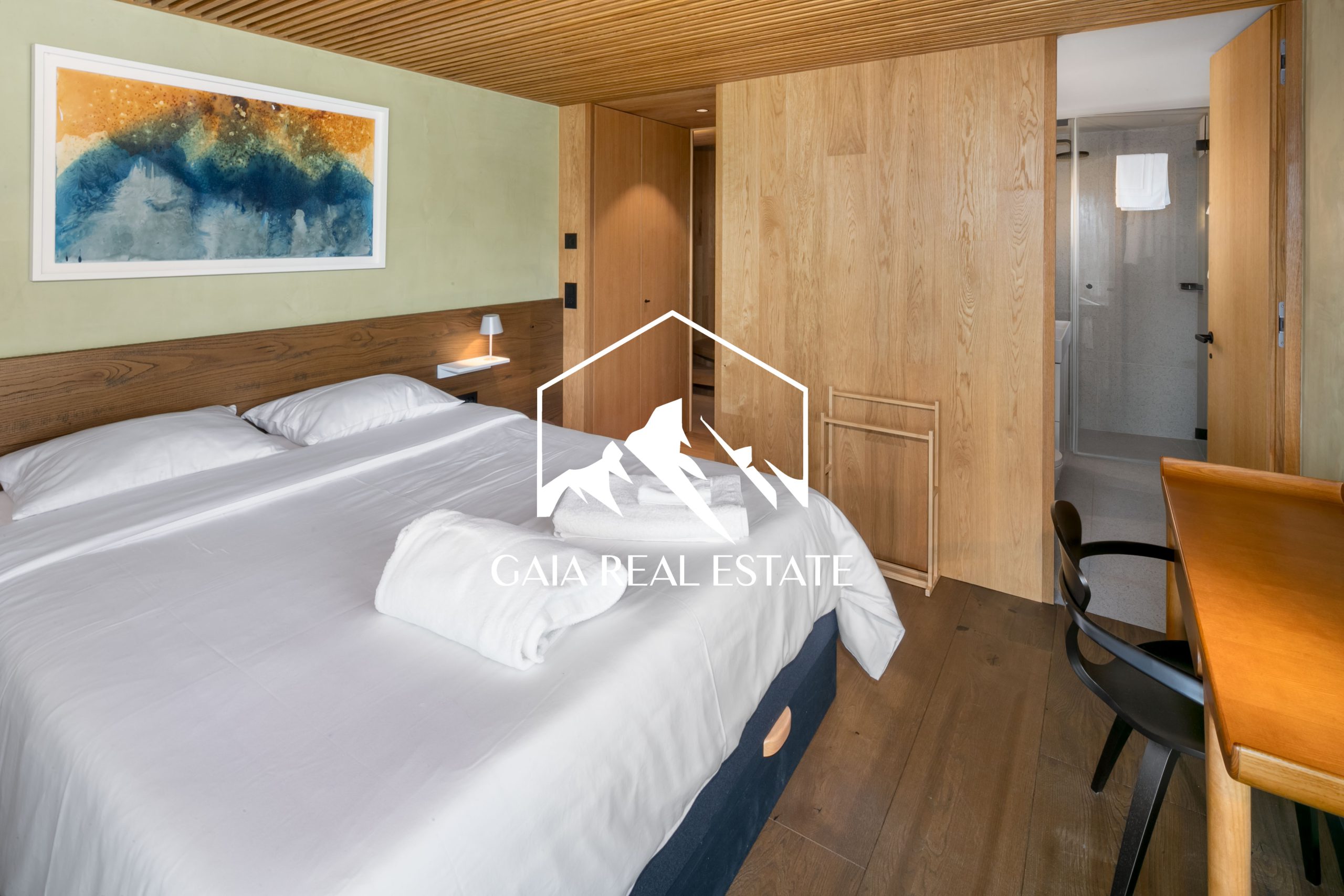 Modernes Schlafzimmer mit Holzverkleidung