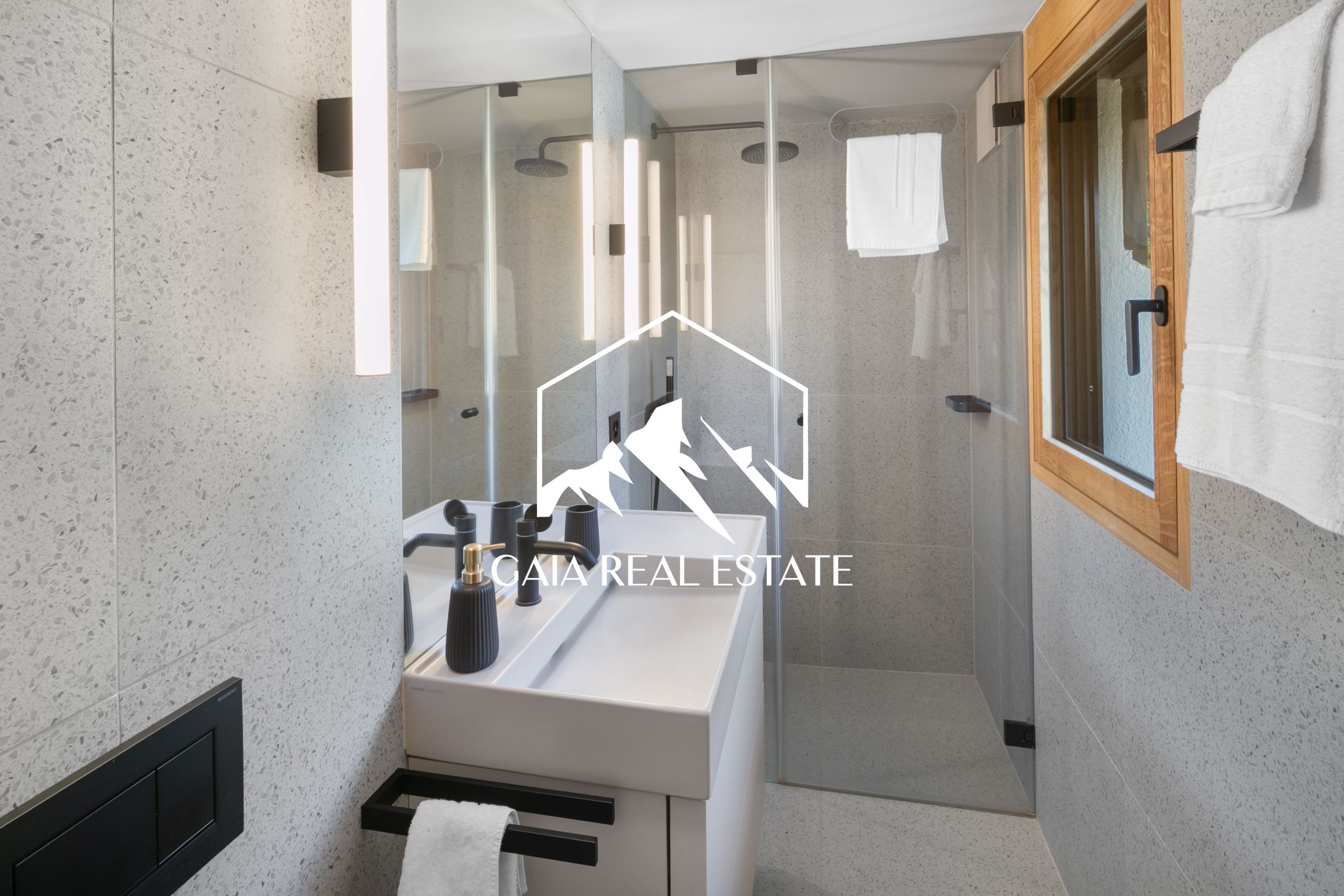 Modernes Badezimmer mit Dusche und Waschplatz