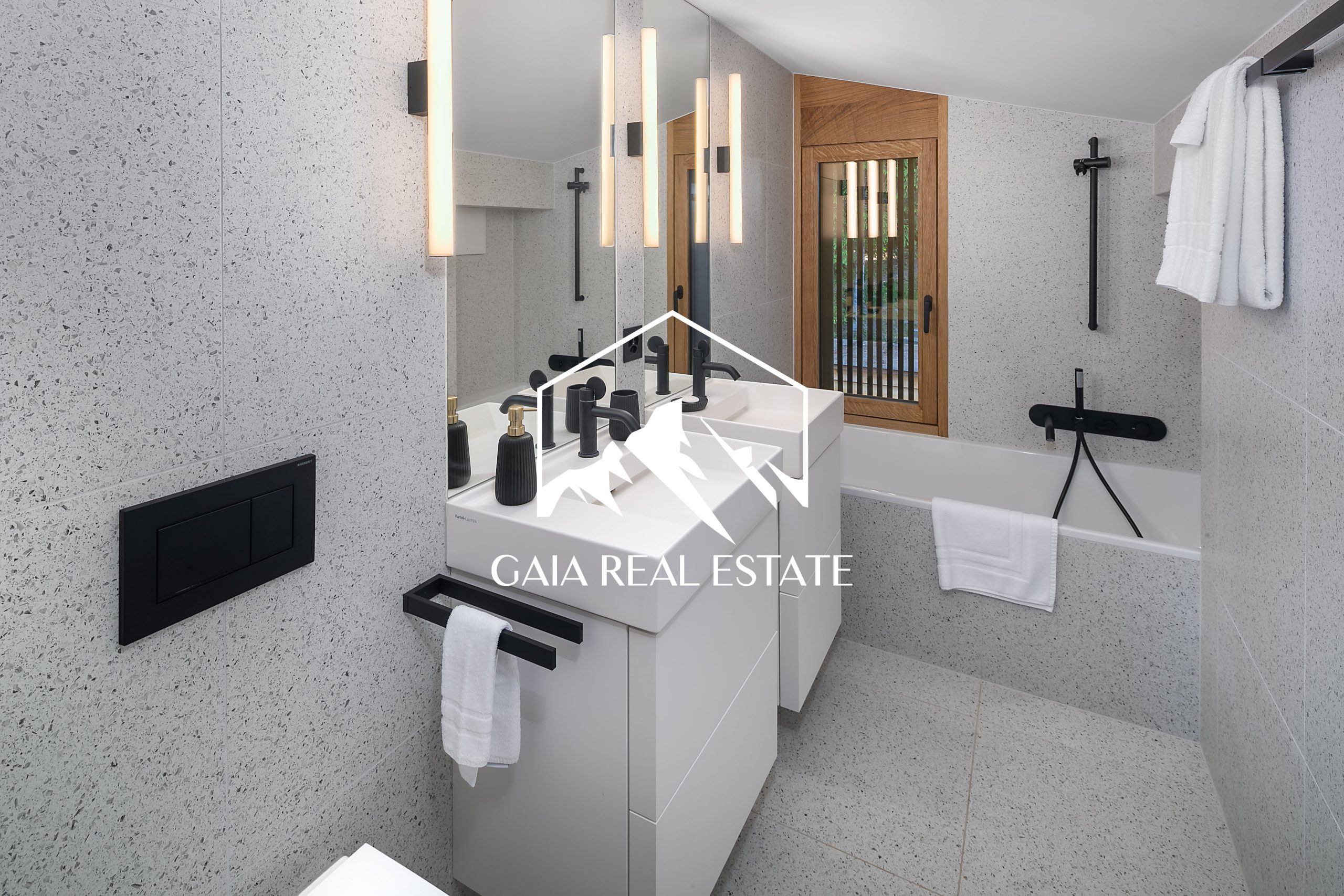 Modernes Badezimmer mit Doppelwaschbecken und Badewanne