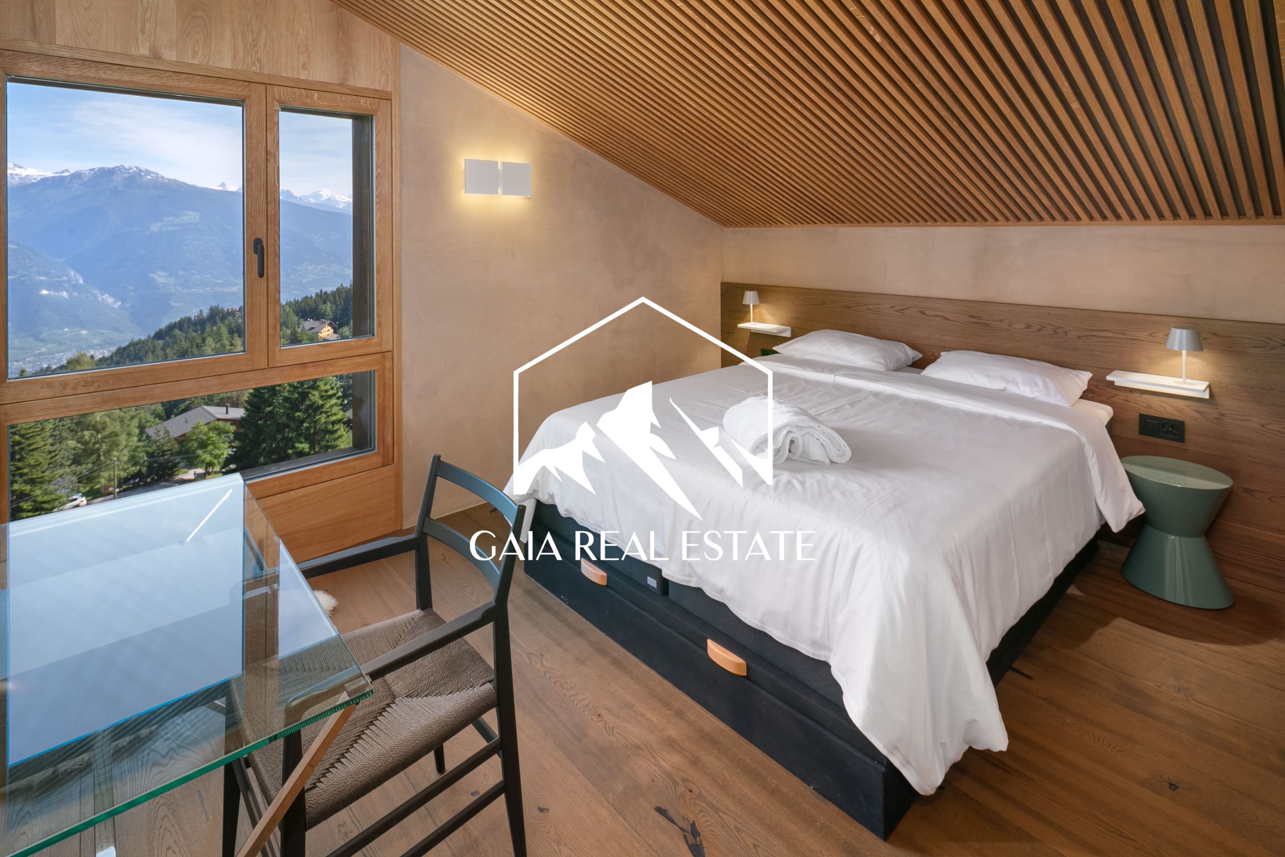 Gemütliches Schlafzimmer mit Bergblick