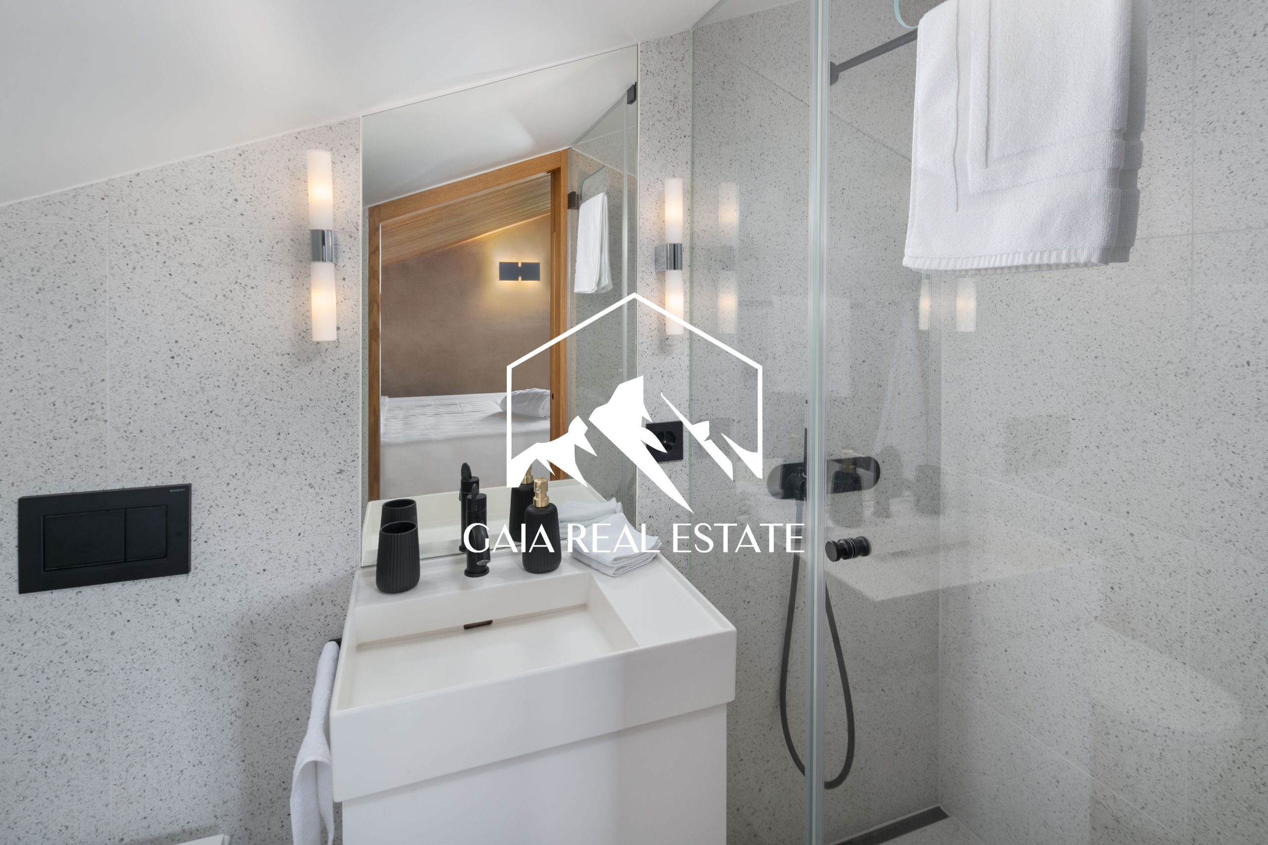 Modernes Badezimmer mit begehbarer Dusche und Spiegelwaschtisch