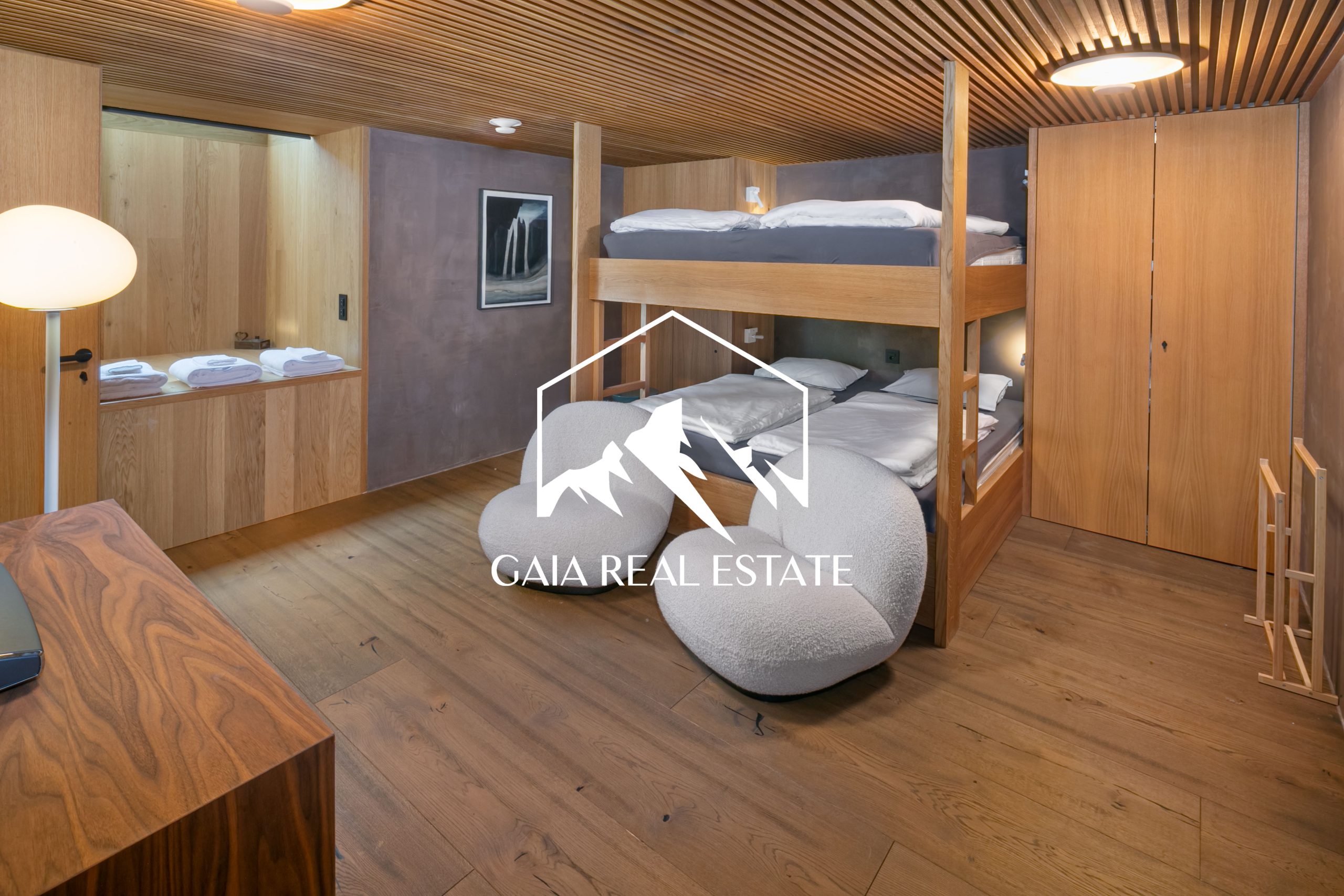 Modernes Schlafzimmer mit Doppelstockbett und Holzdetails