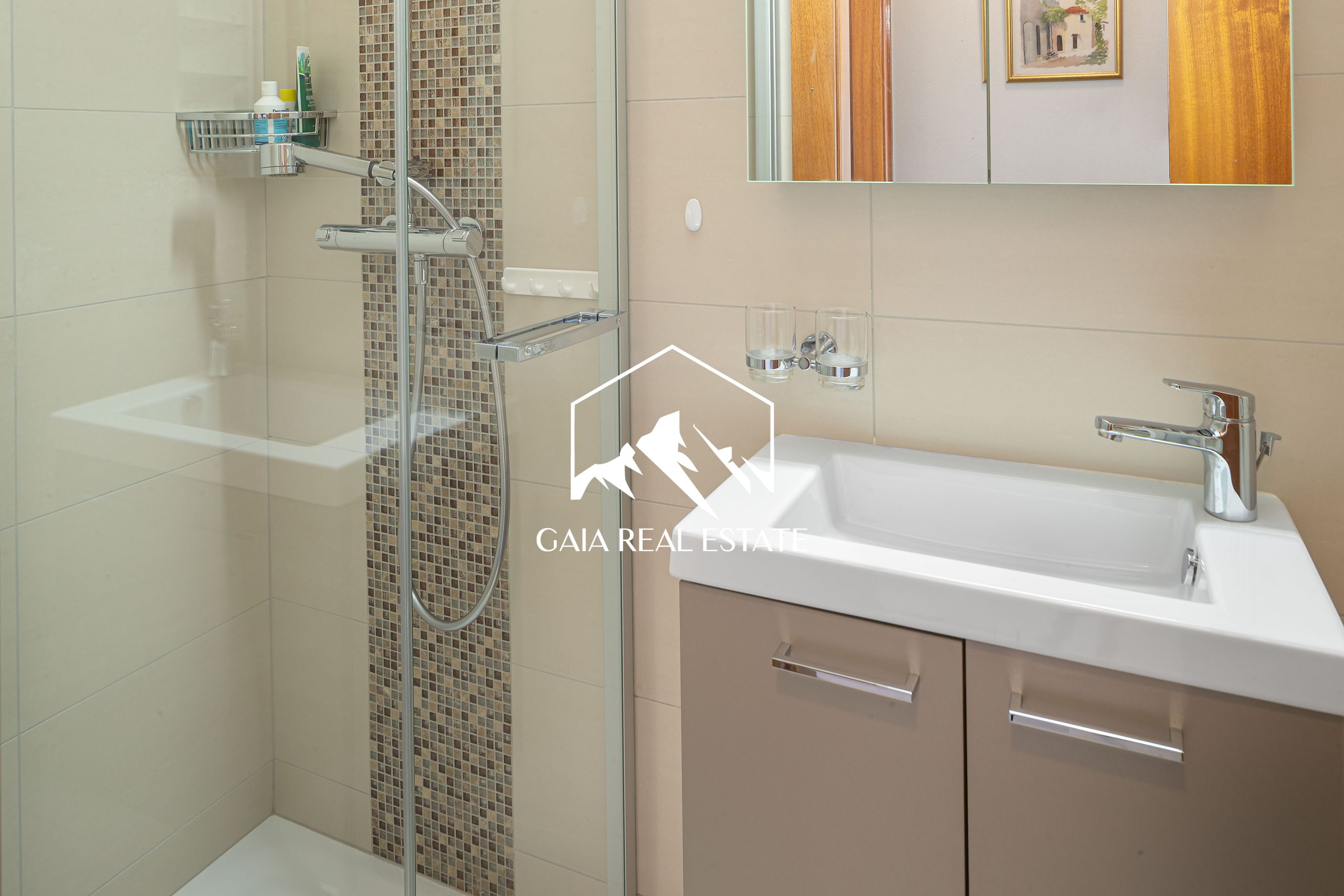 Modernes Badezimmer mit Dusche und Waschplatz
