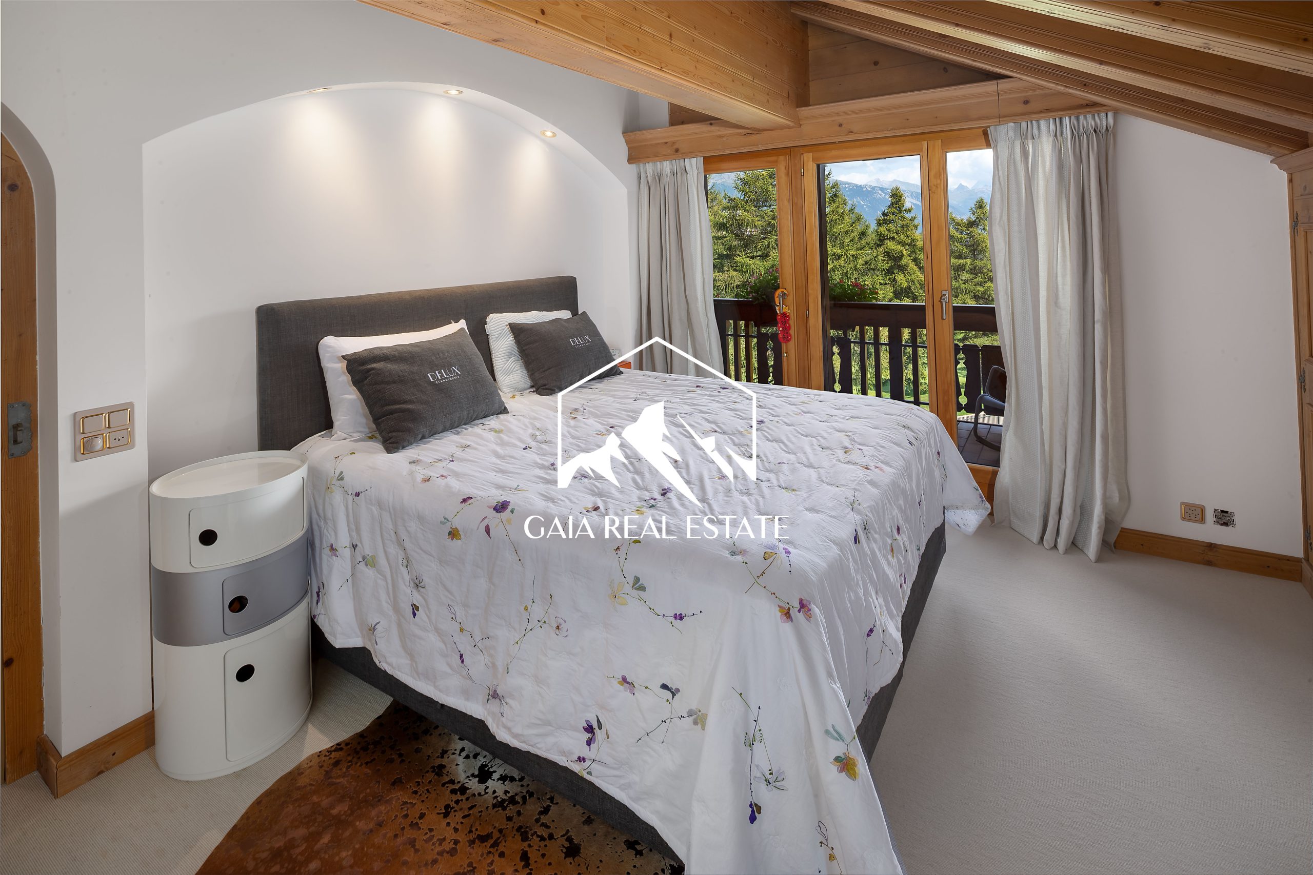 Helles Schlafzimmer mit Bergblick