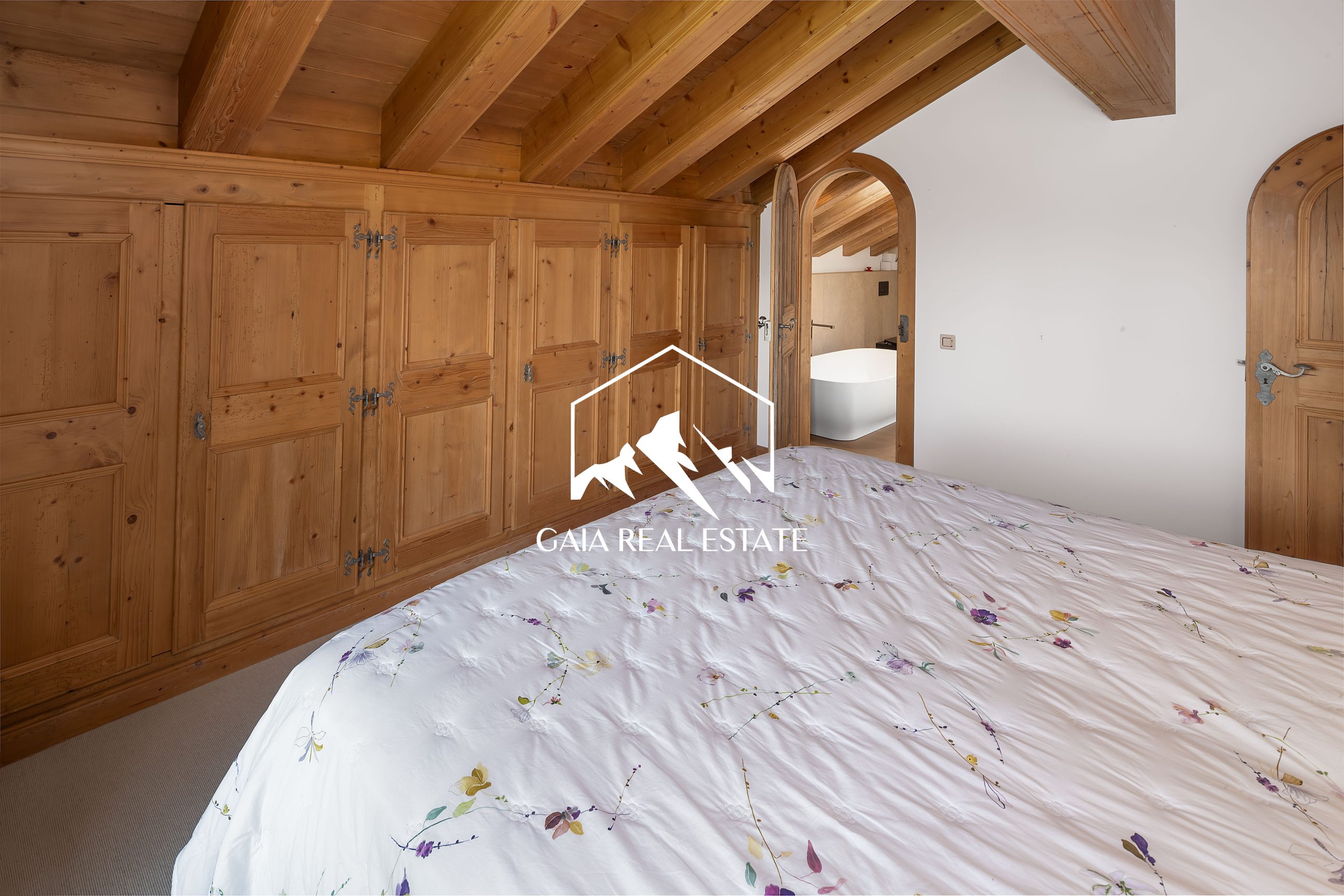 Gemütliches Schlafzimmer mit viel Holz