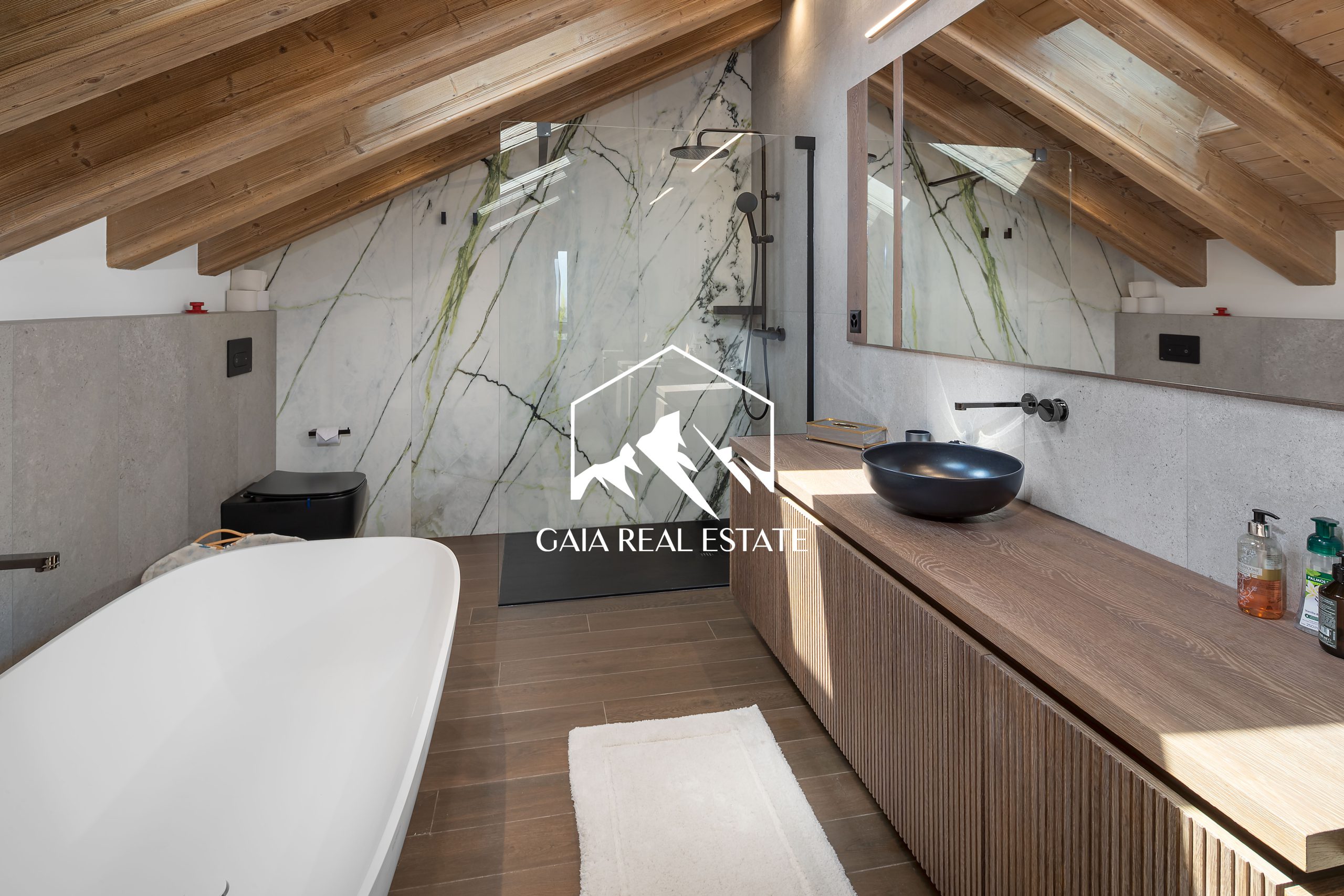 Luxuriöses Dachgeschoss-Badezimmer