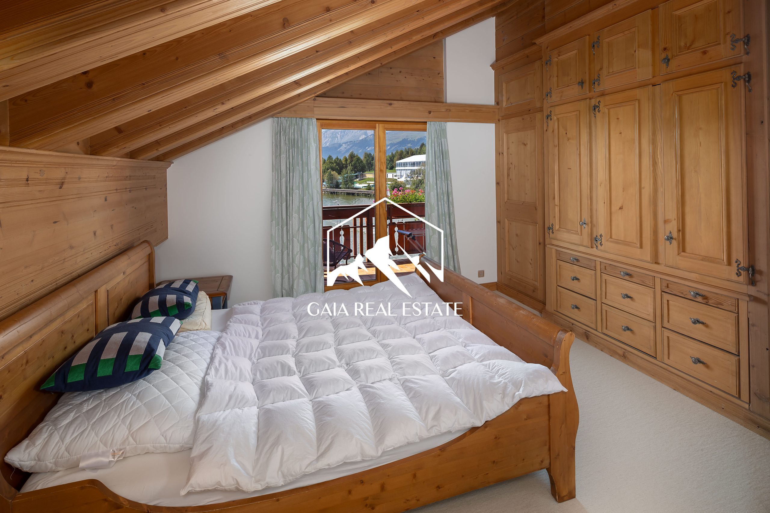Gemütliches Dachgeschoss-Schlafzimmer mit Holzinterieur