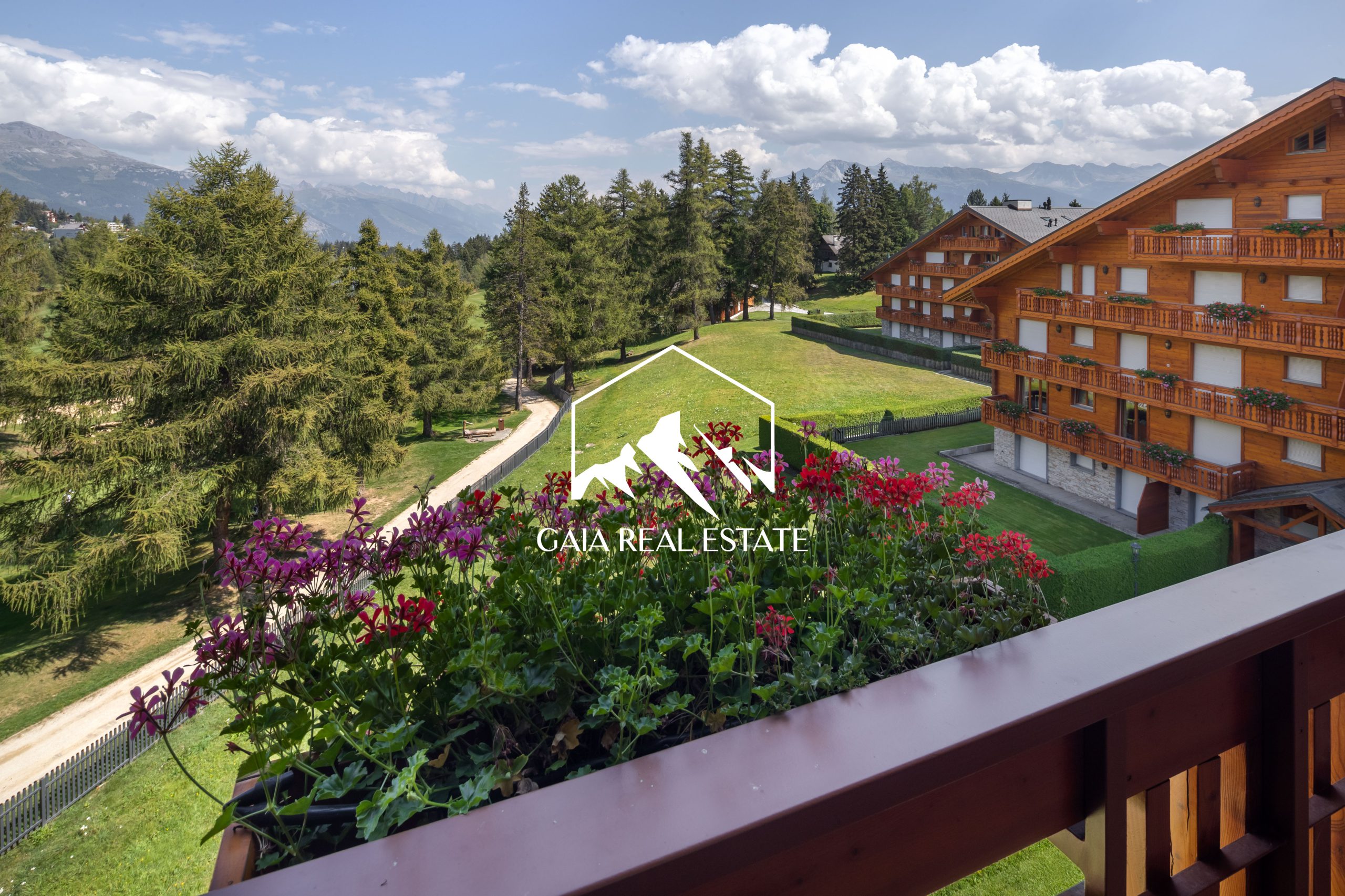 Balkon- und Bergblick mit Chalets