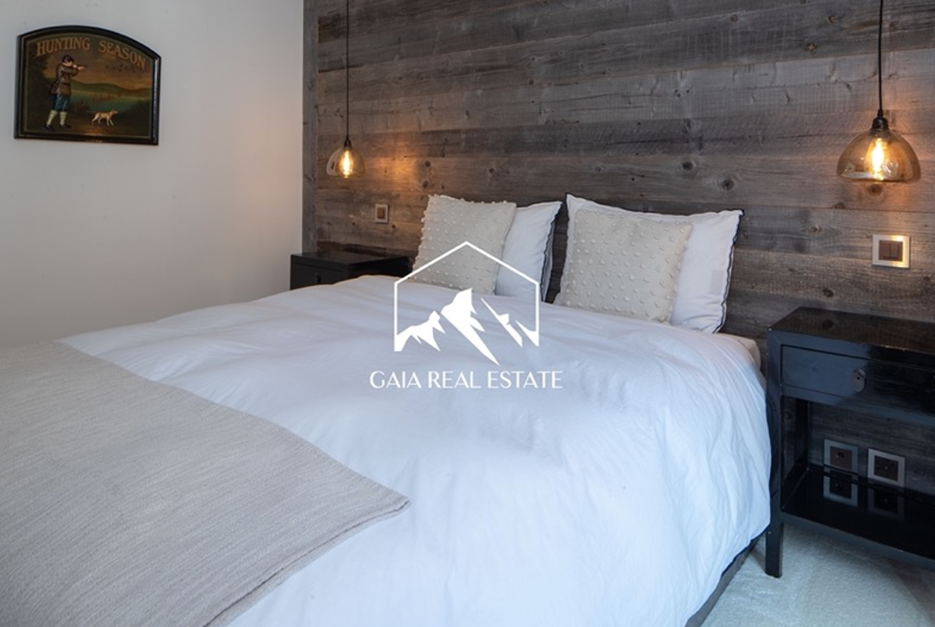 Gemütliches Schlafzimmer mit Holz-Akzentwand