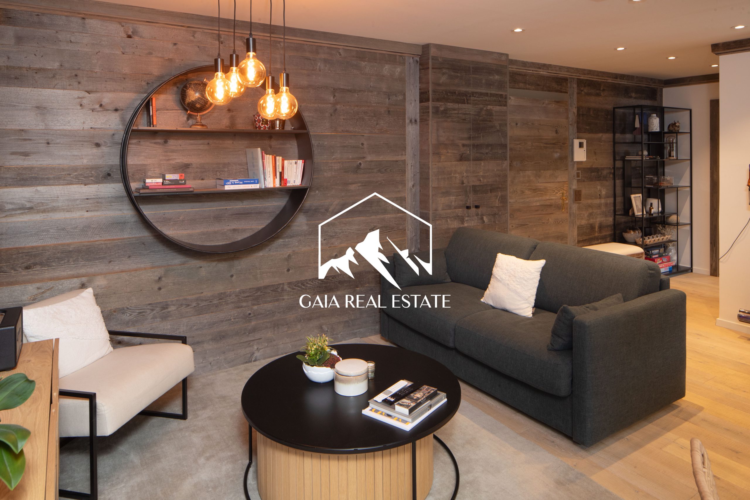 Gemütliches Wohnzimmer mit Holzwand und Designer-Möbeln