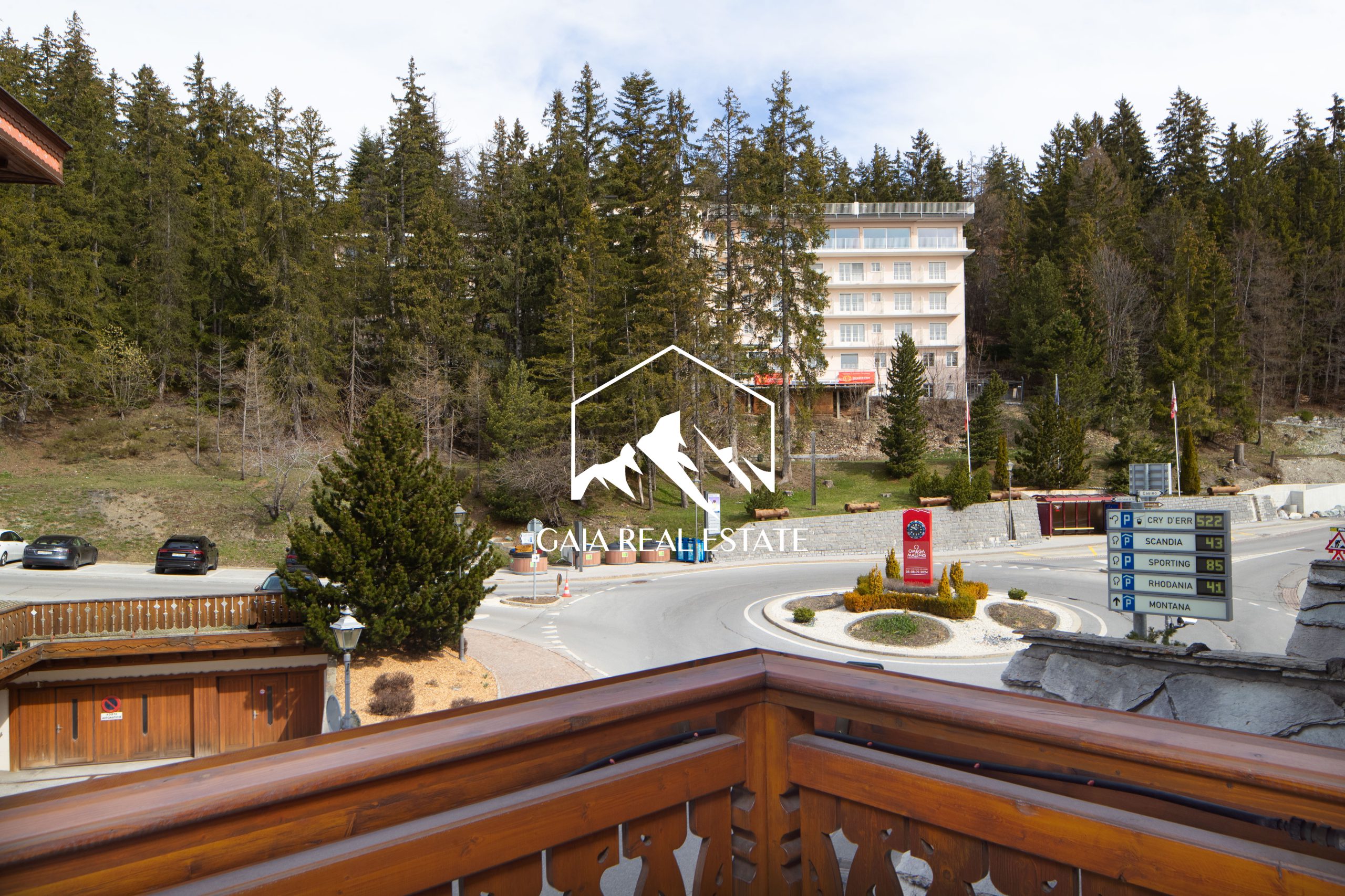 Bergresort mit Blick auf Zufahrt und Wald